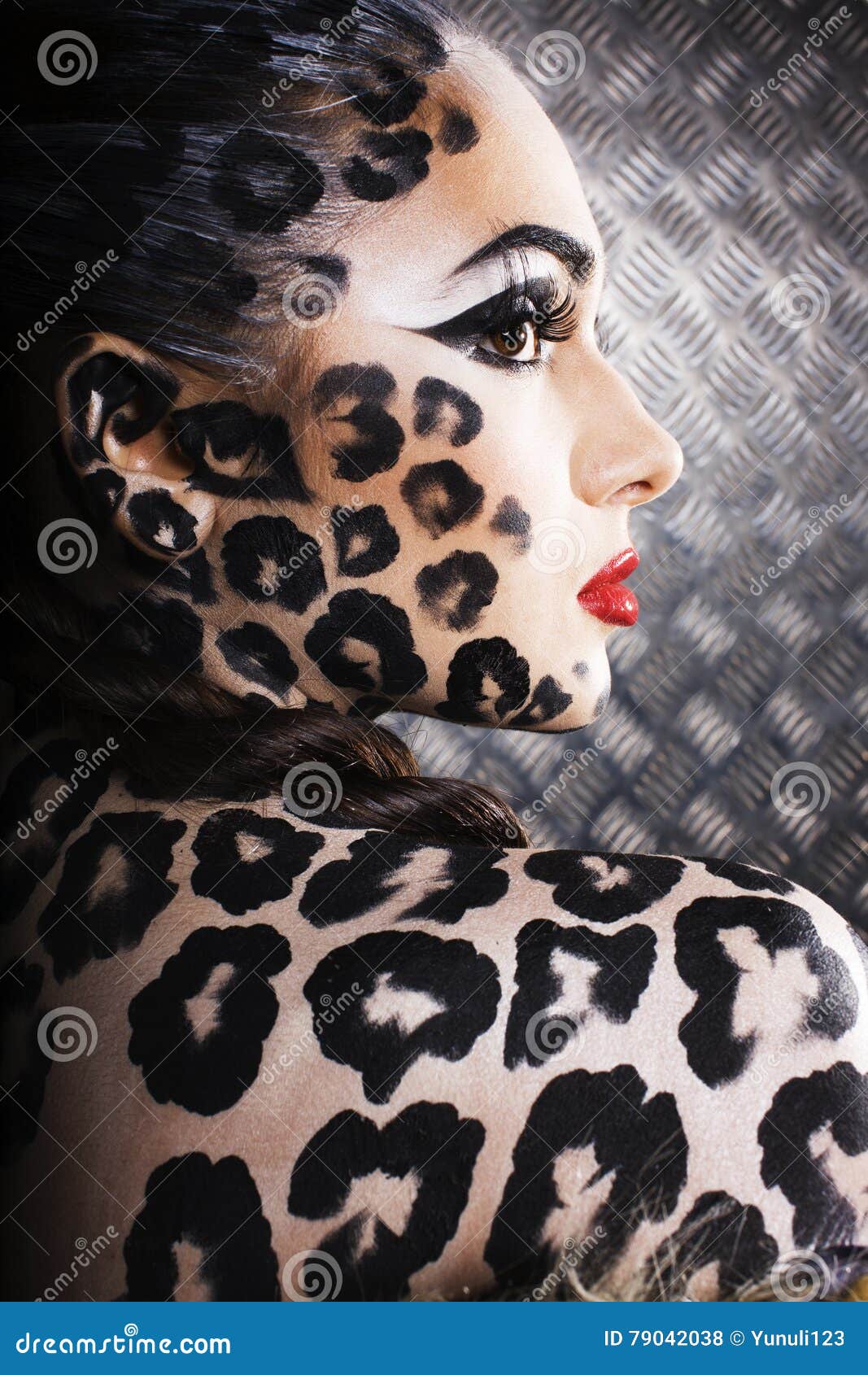 La Mujer Atractiva Joven Con El Leopardo Compone Por Todo El Cuerpo,  Bodyart Del Gato, Mirada De Halloween Foto de archivo - Imagen de  halloween, arte: 79042038