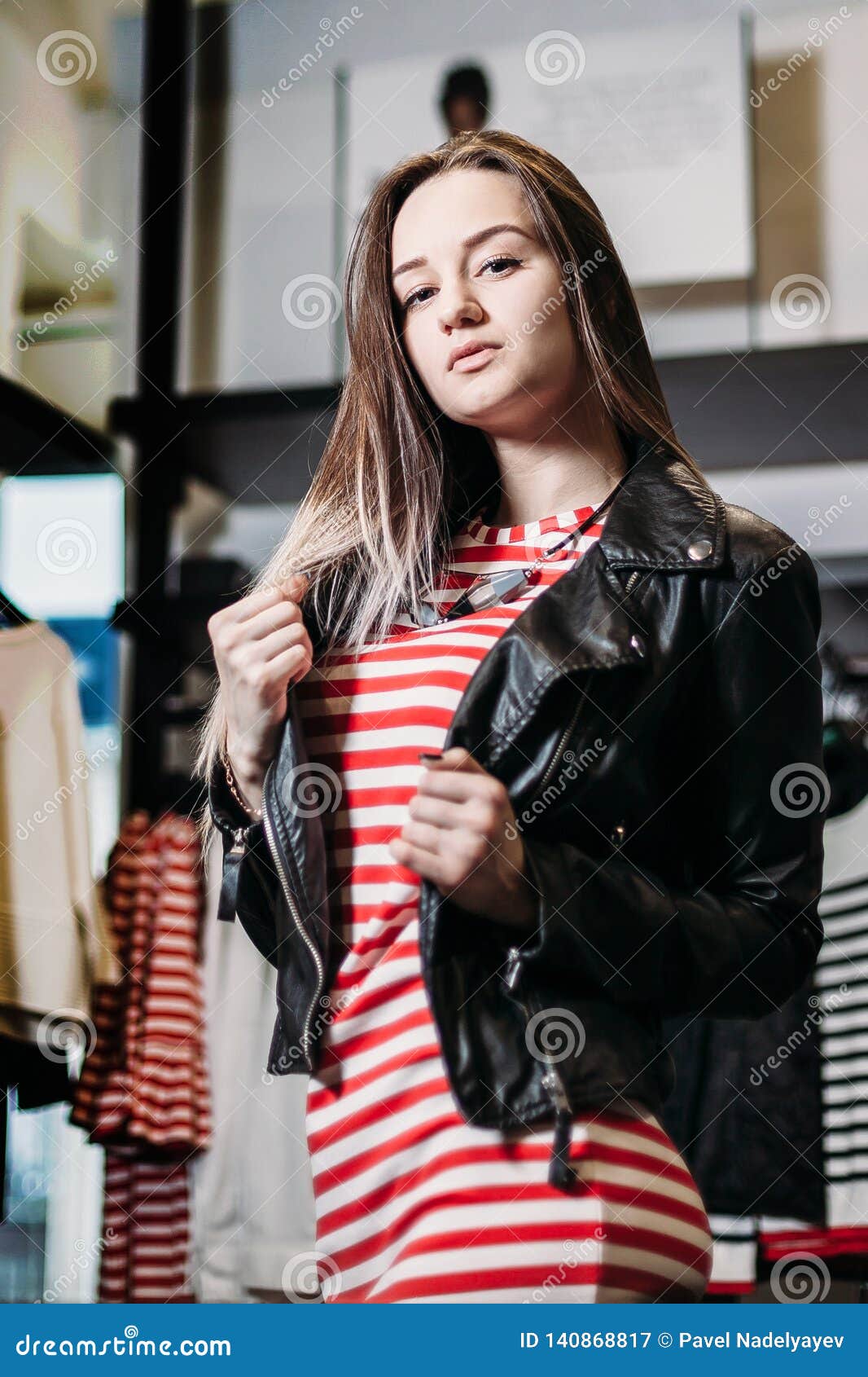 La Mujer Bonita Joven Que Elige, Intentando Y Vestido De Las Compras En La Ropa De La Tienda Bandera Para La Ropa De La Tienda En Imagen archivo de