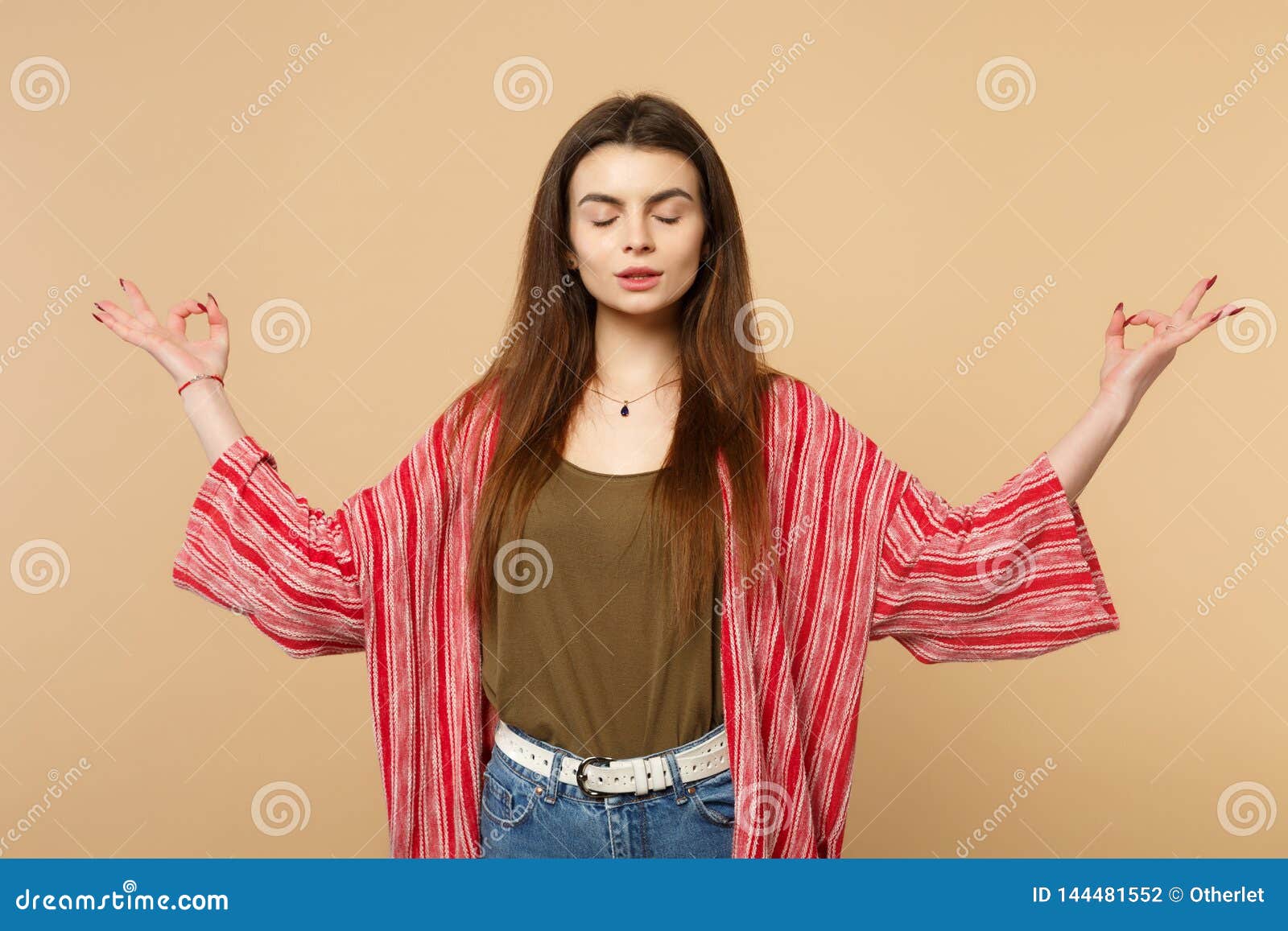 La Mujer Calmada En La Ropa Casual Que Guardaba Ojos Se Cerró, Las Manos  Del Control En El Gesto De La Yoga, Relajando Meditar Ai Foto de archivo -  Imagen de emociones