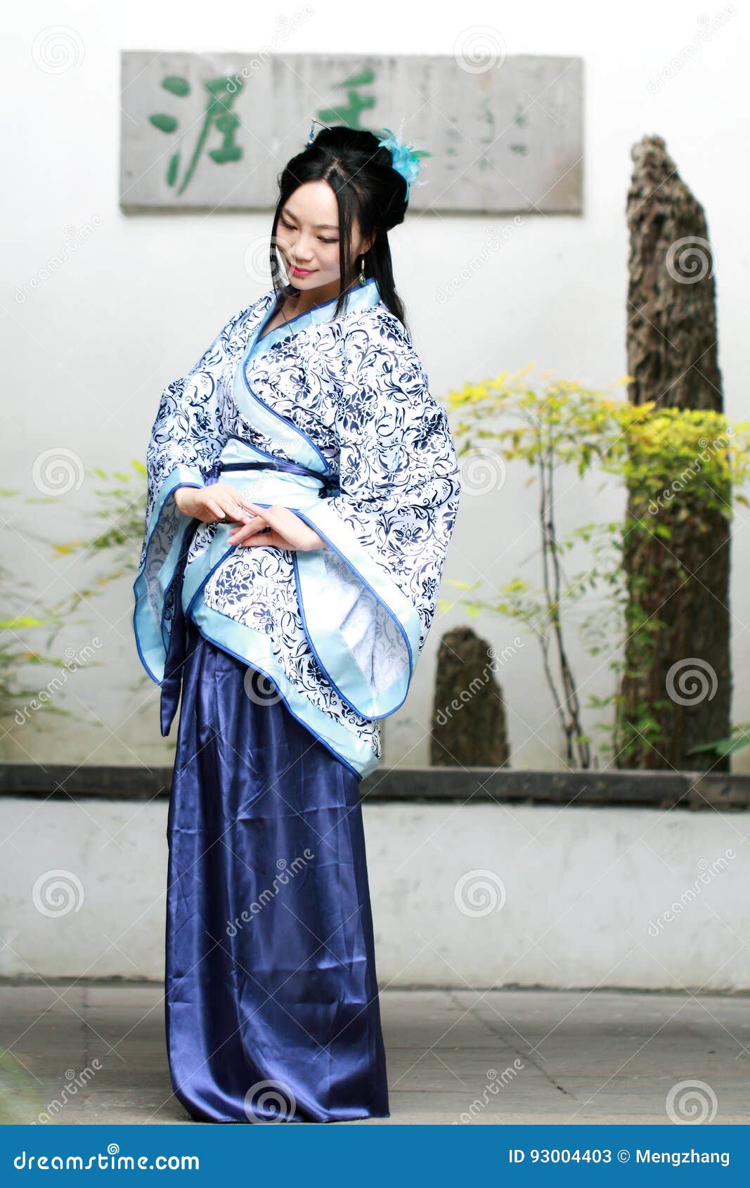 La Mujer China En El Vestido Azul Y Blanco Tradicional De Hanfu Sienta Al Lado De Imagen de archivo - Imagen de puerta, hierba: 93004403