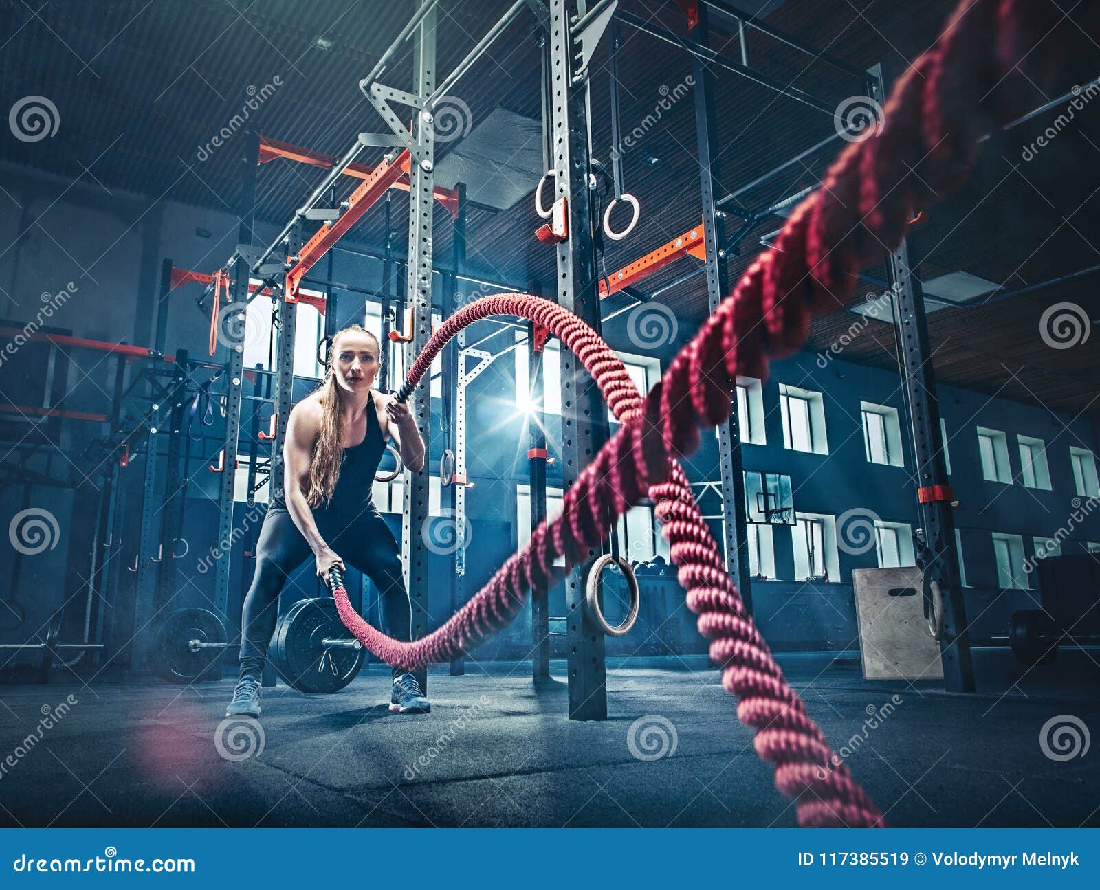 La Batalla De La Cuerda De La Batalla Ropes Ejercicio En El Gimnasio De La Aptitud Imagen de archivo - Imagen de aptitud, individuo: 117385519