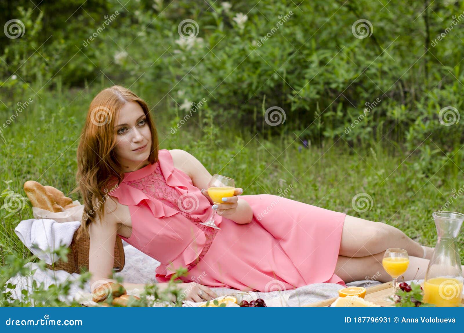 La Mujer De Cabello Rojo Con Vestido Rosa Con Jugo De Naranja Imagen de archivo - Imagen de bosque, familia: 187796931 La Mujer De Cabello Rojo Con Vestido Rosa Con Jugo De Naranja Imagen de archivo - Imagen de bosque, familia: 187796931