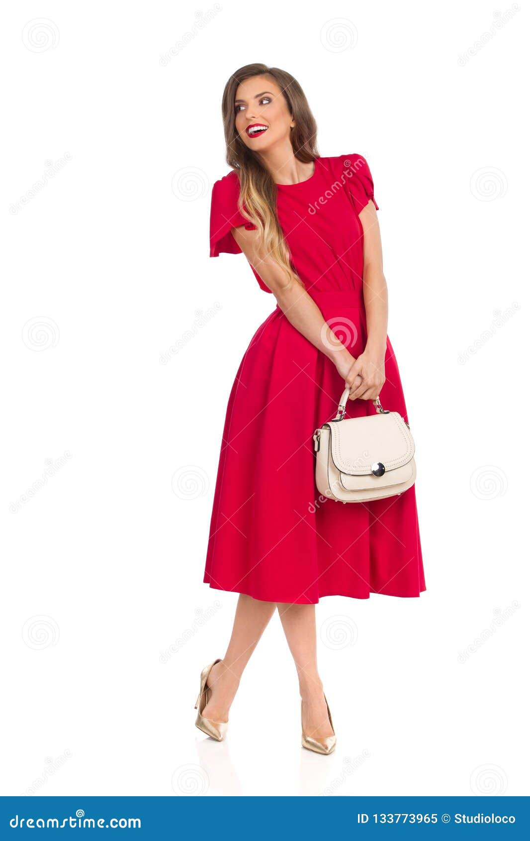 La Mujer De Moda Feliz En Vestido Rojo, Tacones Altos Del Oro Y Monedero Beige Mirando Lejos Imagen de archivo - Imagen de feminidad, manera: 133773965
