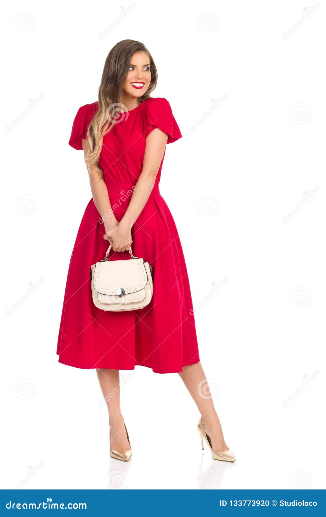 La Mujer De Moda Tímida En Vestido Rojo, Tacones Altos Del Oro Y Monedero Beige Está Mirando Lejos Y Sonrisa Foto de archivo - Imagen de rojo, 133773920