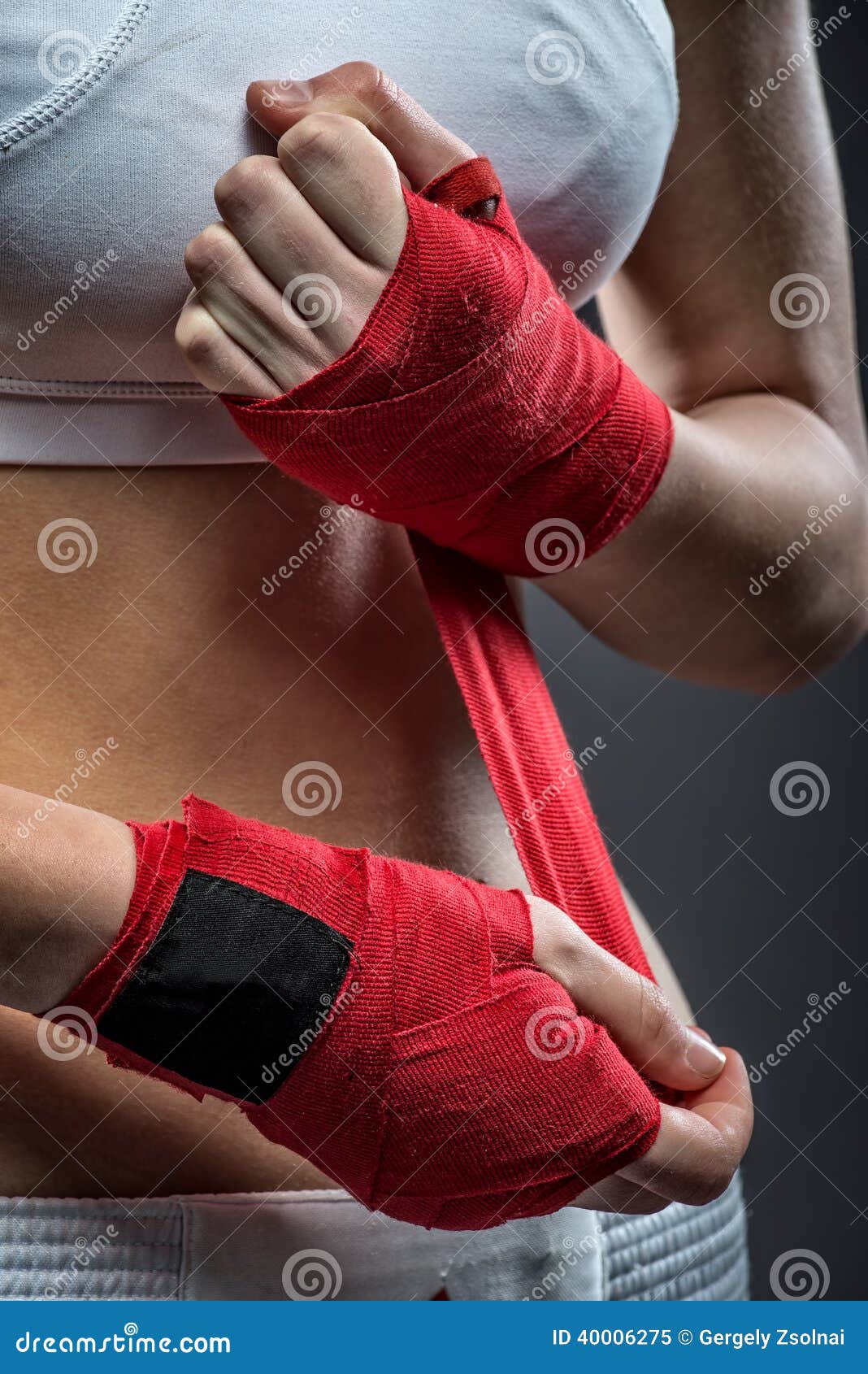 La Mujer Del Boxeo Ata El Vendaje En Su Mano, Antes De Entrenar, Foto Del  Detalle Imagen de archivo - Imagen de hermoso, modelo: 40006275