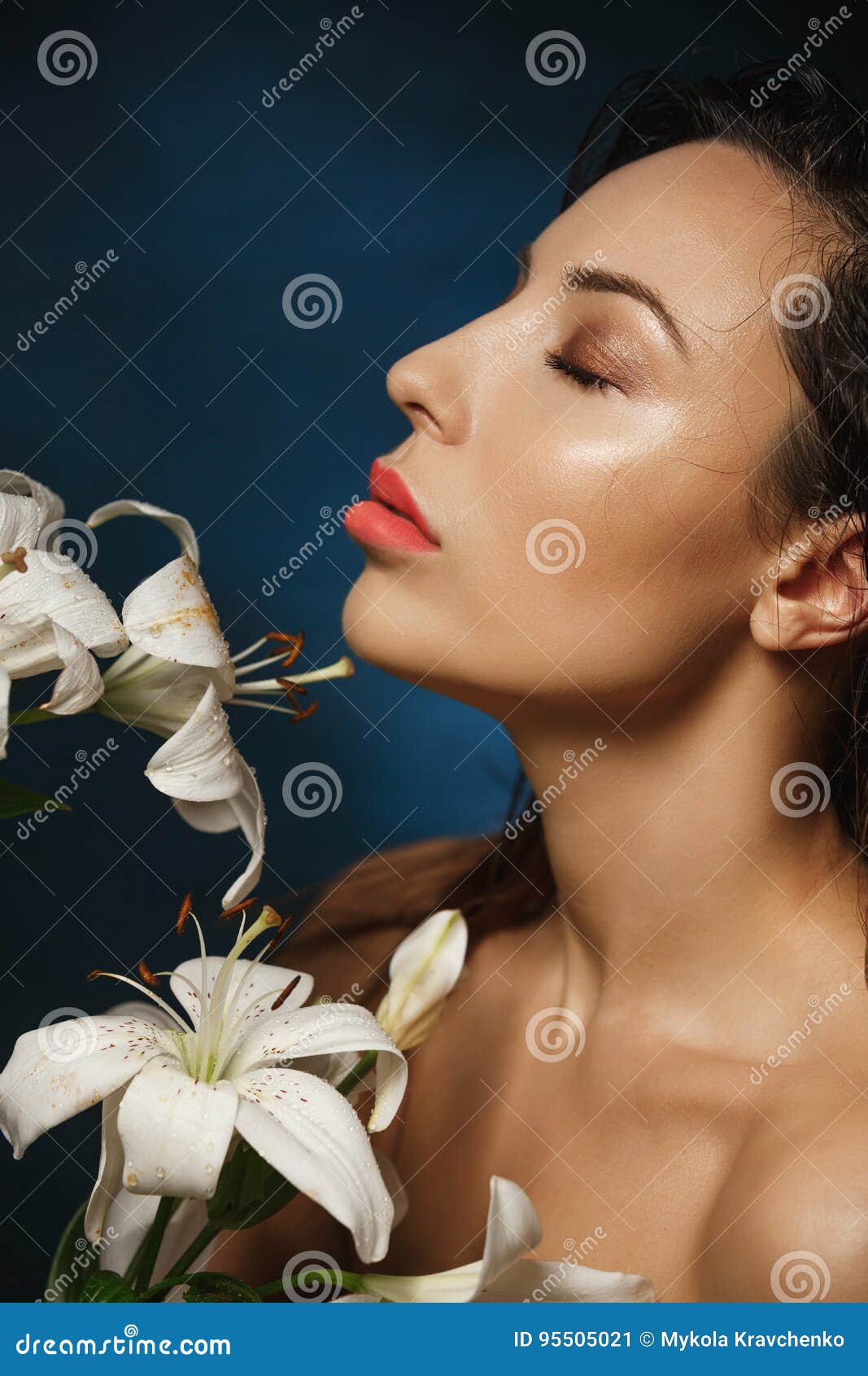 La Mujer Delgada Desnuda Que Presentaba Con Los Ojos Se Cerró, Sosteniendo  Las Flores Del Lirio Imagen de archivo - Imagen de adulto, sano: 95505021