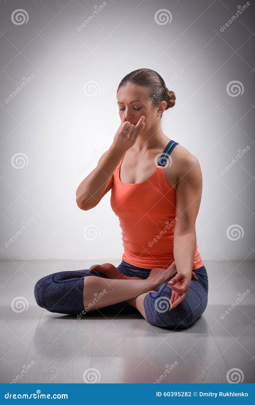 La Mujer Deportiva Del Yogini Del Ajuste Practica Pranayama De La Yoga