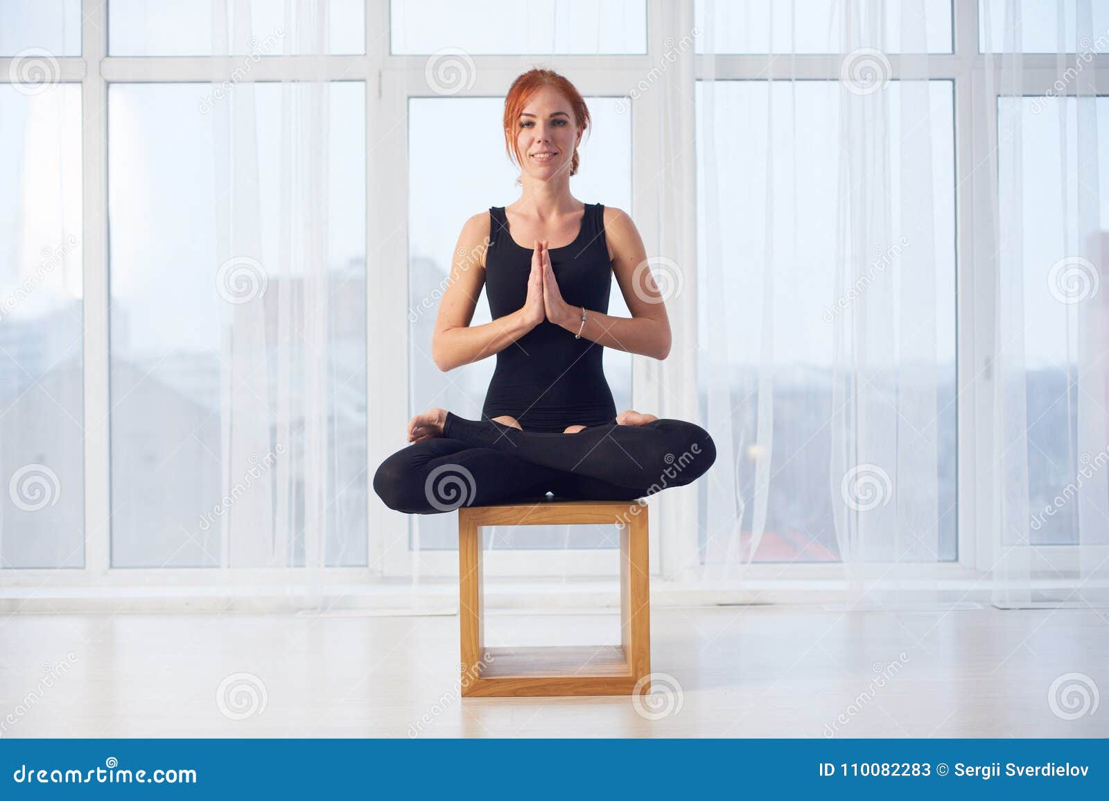 La Mujer Deportiva Hermosa De La Yogui Del Ajuste Practica El Asana