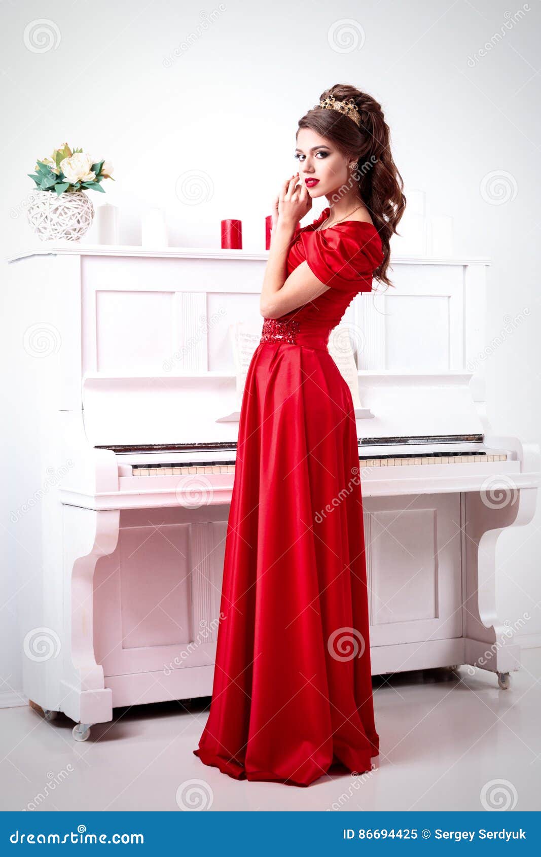 orden chocar Involucrado La Mujer Elegante En Un Vestido Rojo Largo Se Está Colocando En El Piano En  a Imagen de archivo - Imagen de hembra, alto: 86694425