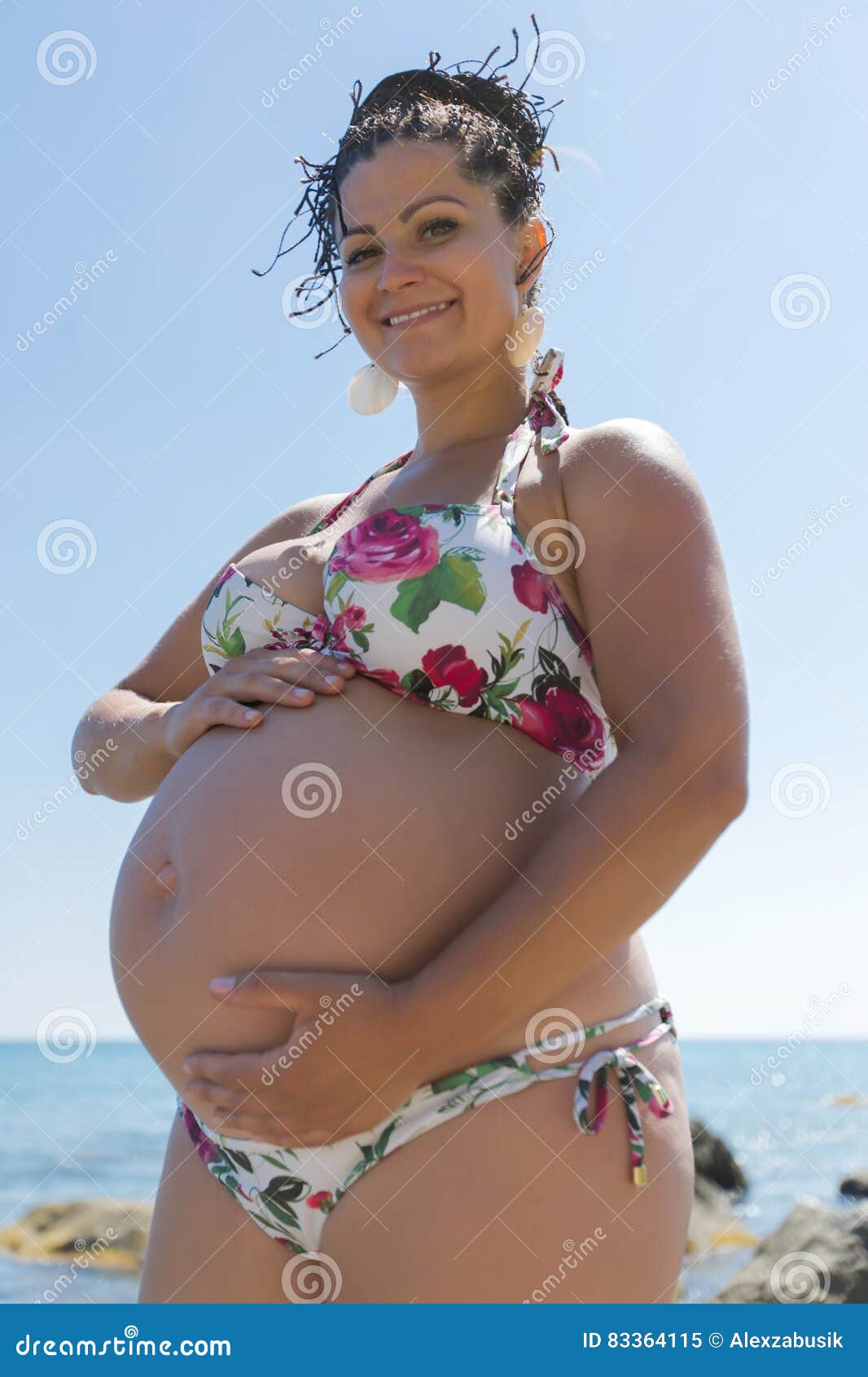 La Mujer Embarazada Atractiva En De Baño Para La Panza Imagen de archivo - Imagen de lifestyle, horizonte: 83364115