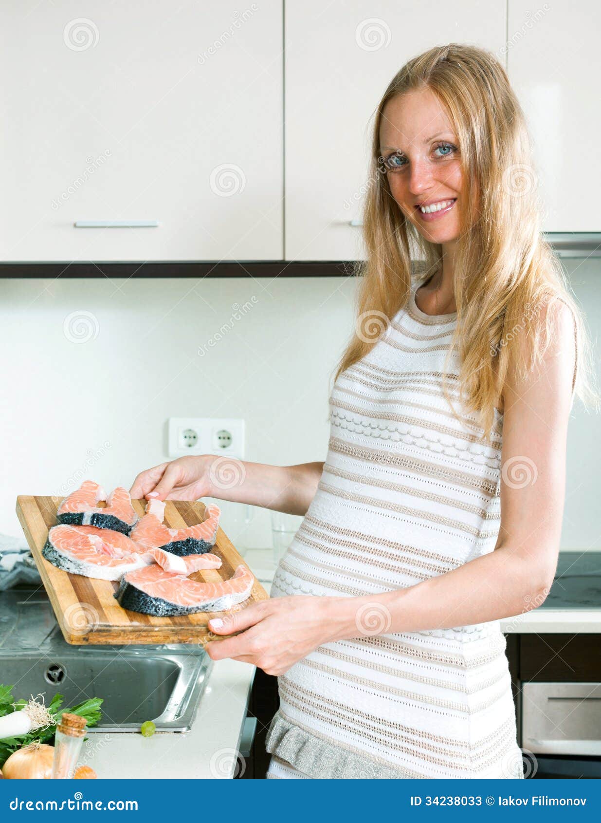 La Mujer Embarazada Cocina Salmones Imagen de archivo Imagen de