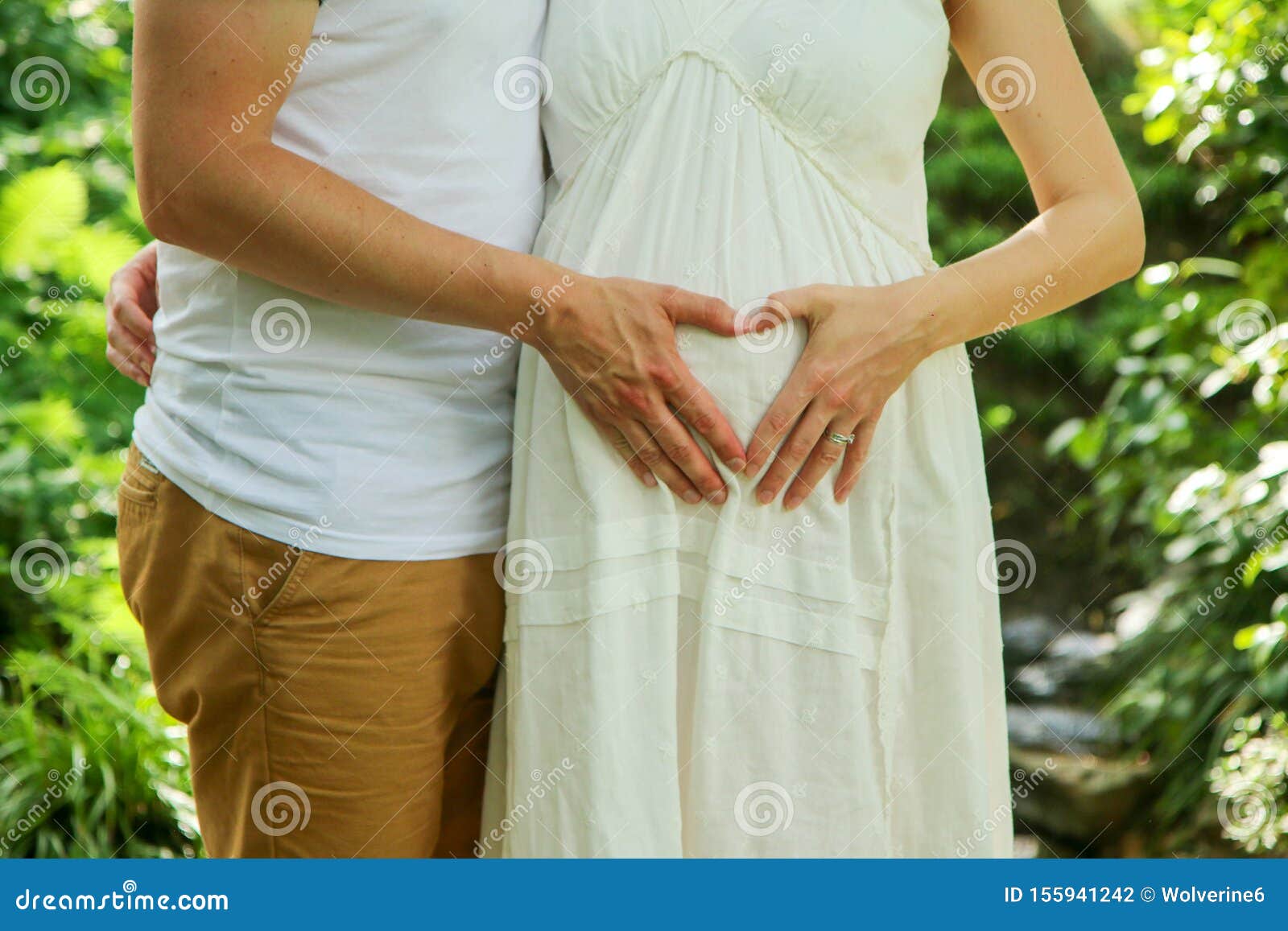 La Mujer Embarazada Y Su Pareja Foto de archivo - Imagen de boda, exterior: 155941242 La Mujer Embarazada Y Su Pareja Foto de archivo - Imagen de boda, exterior: 155941242