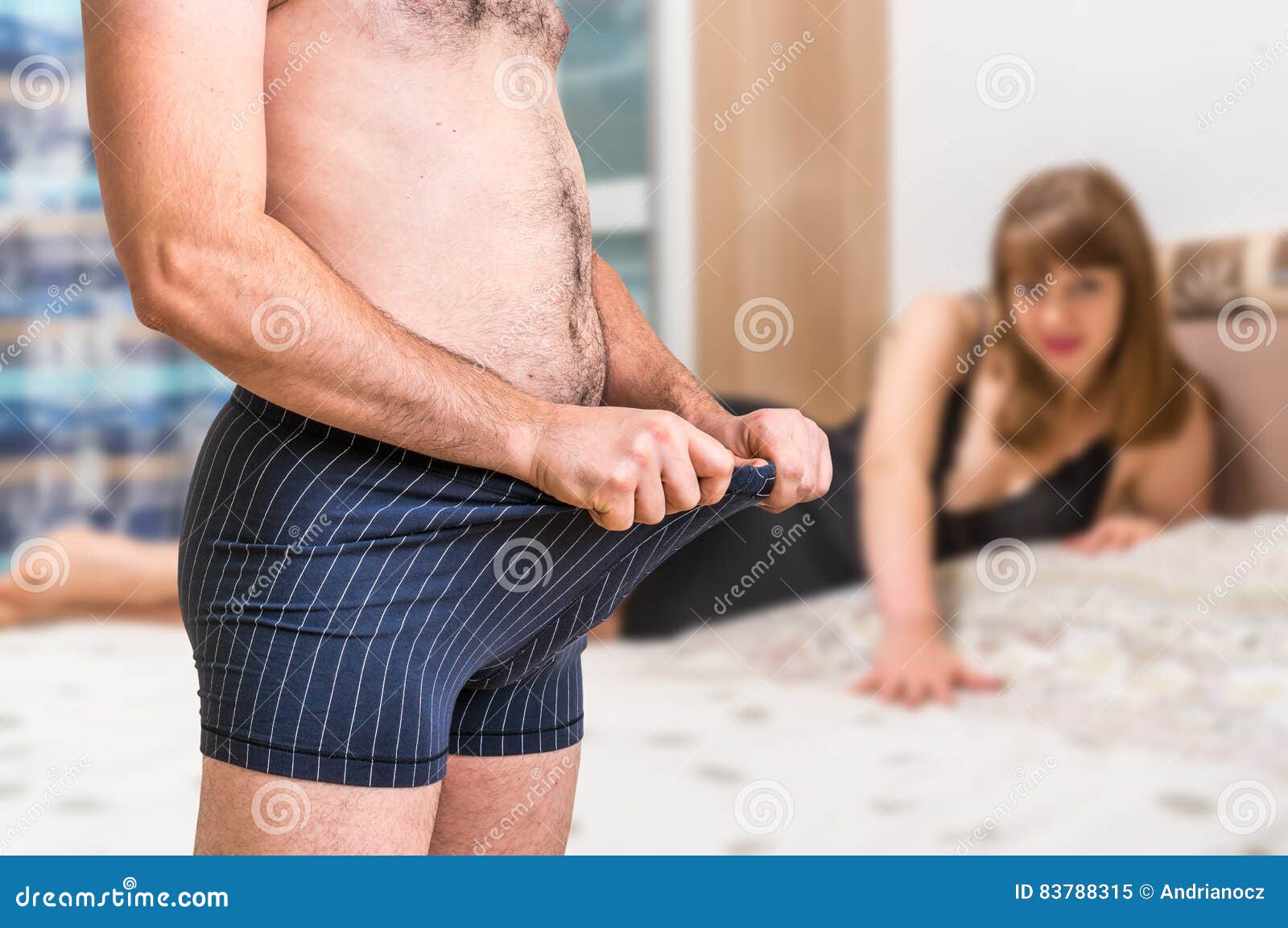 La Mujer En Cama Y Hombre En Ropa Interior Está Mirando Dentro Imagen de  archivo - Imagen de sexo, gigante: 83788315