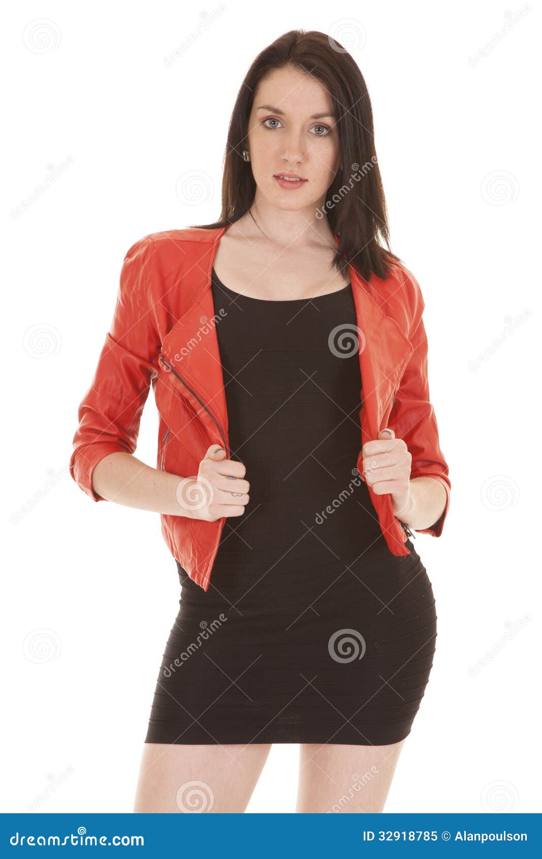 La Mujer En Chaqueta Roja Y El Vestido Negro Se Colocan Serios Imagen de archivo Imagen de elegancia, negro: 32918785