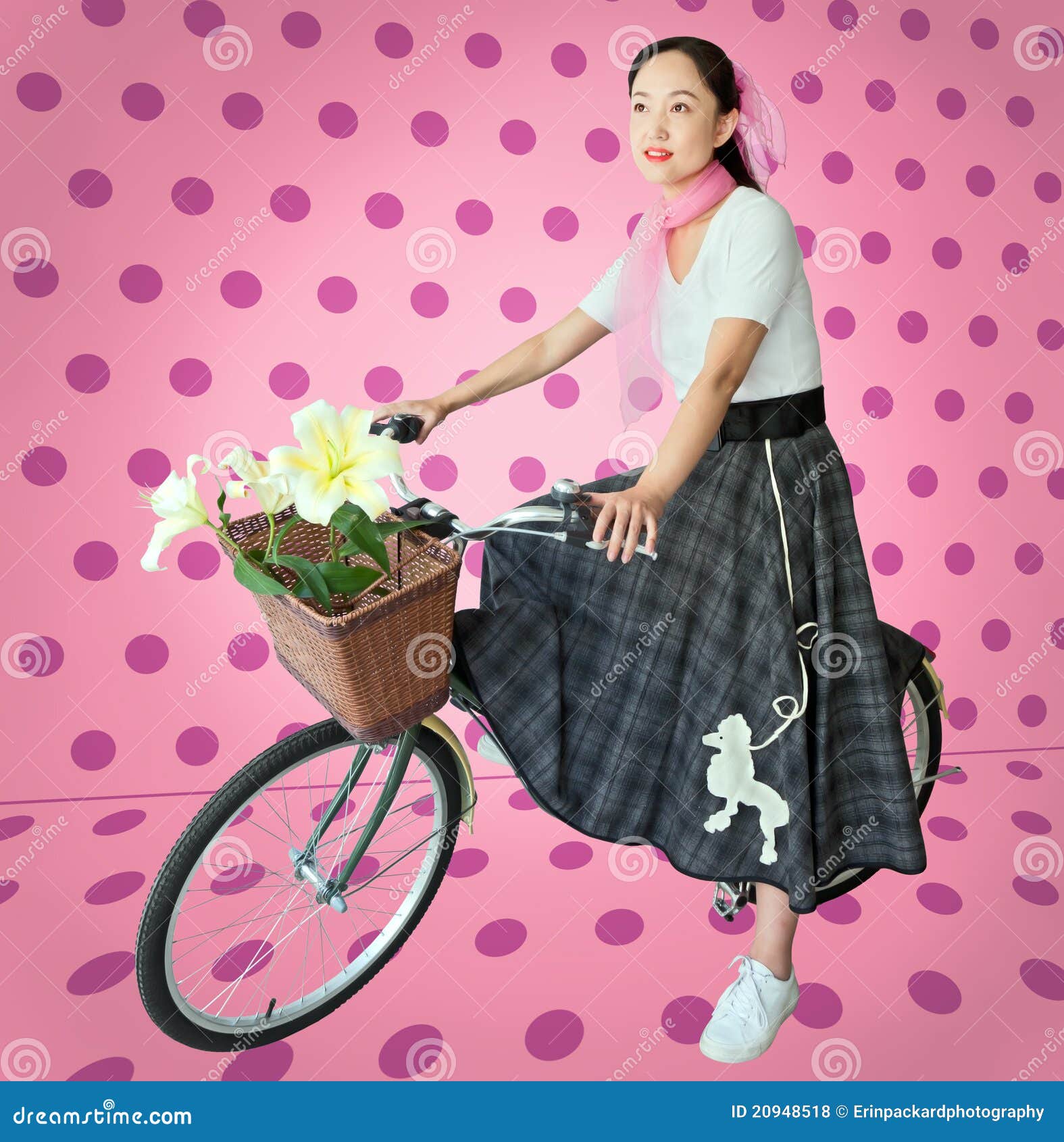 Mujer En Los Años 50 Labra La Ropa Foto de archivo - de bicicleta, flor: 20948518