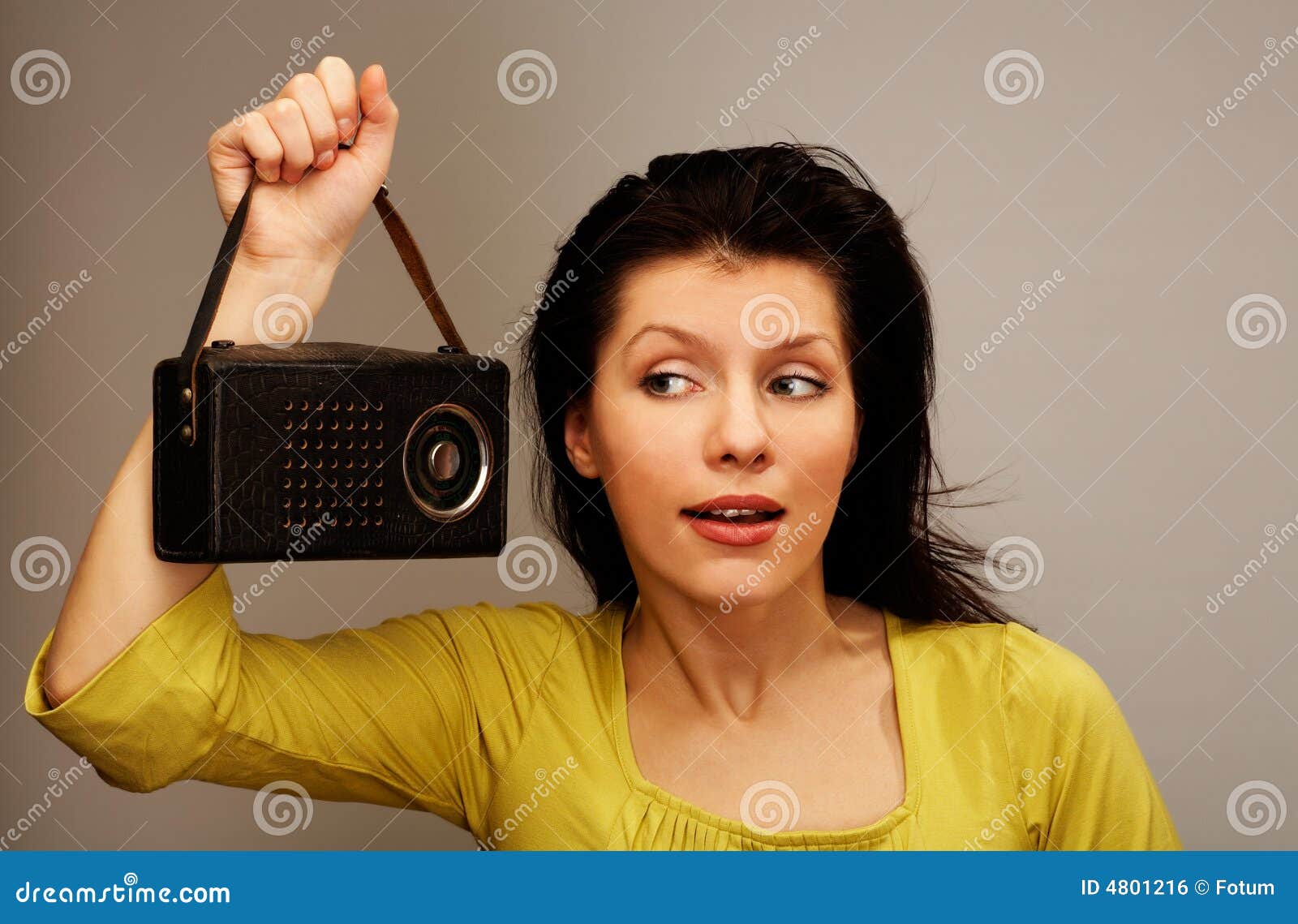 La Mujer Es Radio Que Escucha Foto de archivo Imagen de mujer, cuero