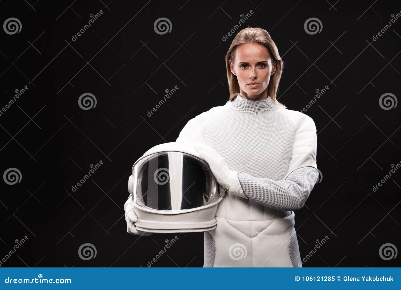 la-mujer-experta-del-astronauta-est%C3%A1-esperando-viaje-espacial-106121285.jpg