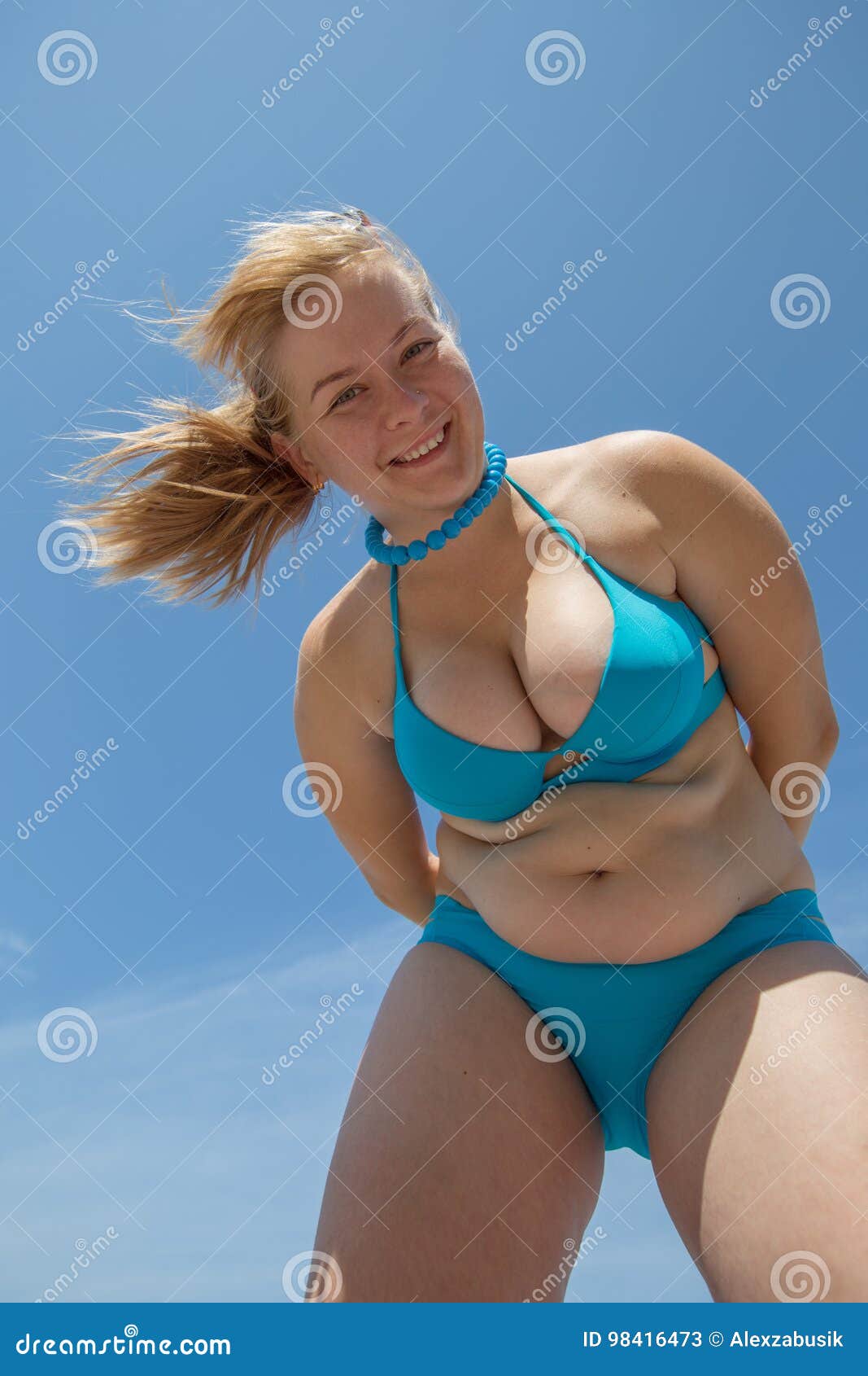 La Mujer Gorda En Bikini Azul Mira Abajo Imagen de archivo - Imagen de etnicidad, europeo: 98416473 La Mujer Gorda En Bikini Azul Mira Abajo Imagen de archivo - Imagen de etnicidad, europeo: 98416473