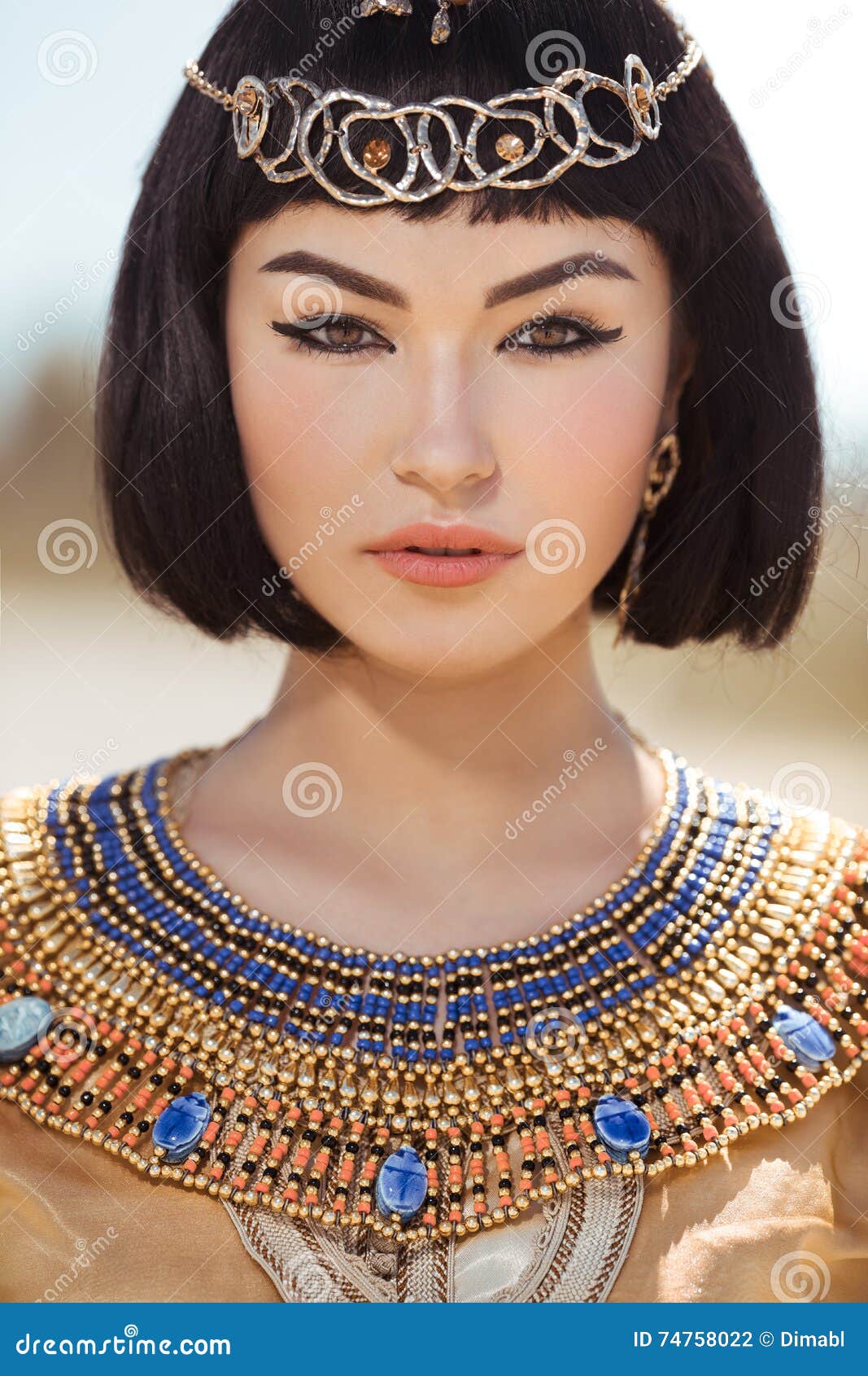 donde quiera Desviarse ego La Mujer Hermosa Con Maquillaje De La Moda Y El Peinado Les Gusta La Reina  Egipcia Cleopatra Al Aire Libre Contra Desierto Foto de archivo - Imagen de  mirada, dorado: 74758022