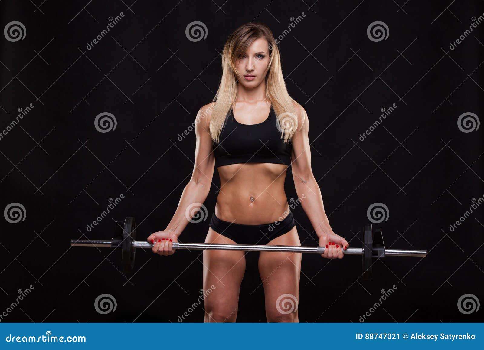 Mujer Deportiva De La Aptitud Que Muestra Su Cuerpo Bien Entrenado