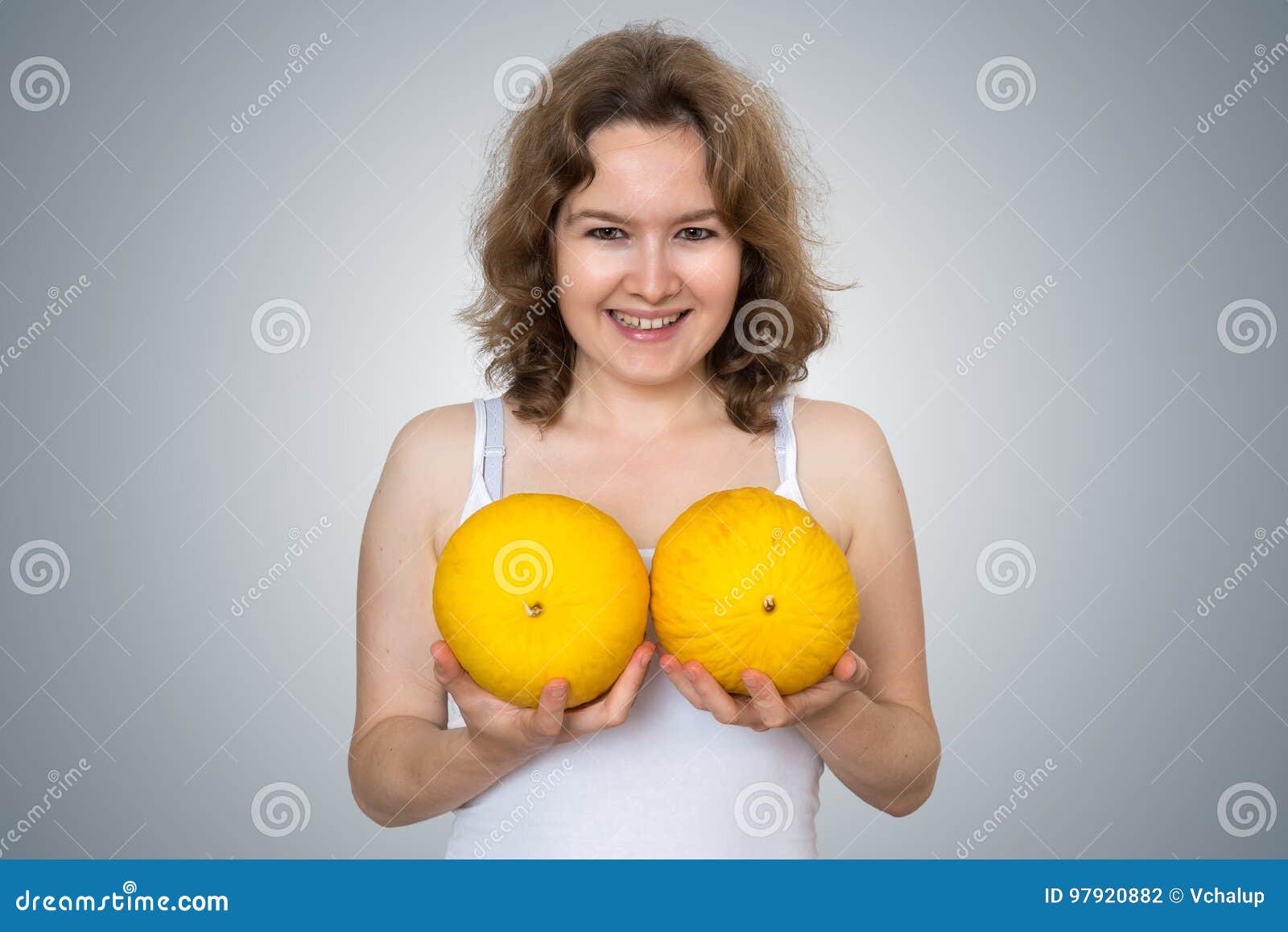 Joven con melones