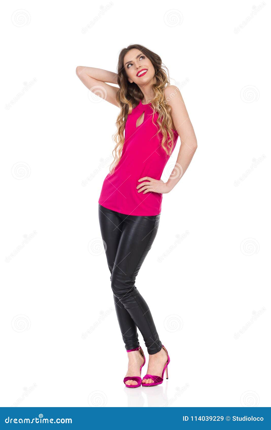 La Mujer Hermosa Sonriente En Pantalones De Cuero Superiores Y Negros Del Rosa Esta Mirando Para Arriba Imagen De Archivo Imagen De Feliz Joven 114039229