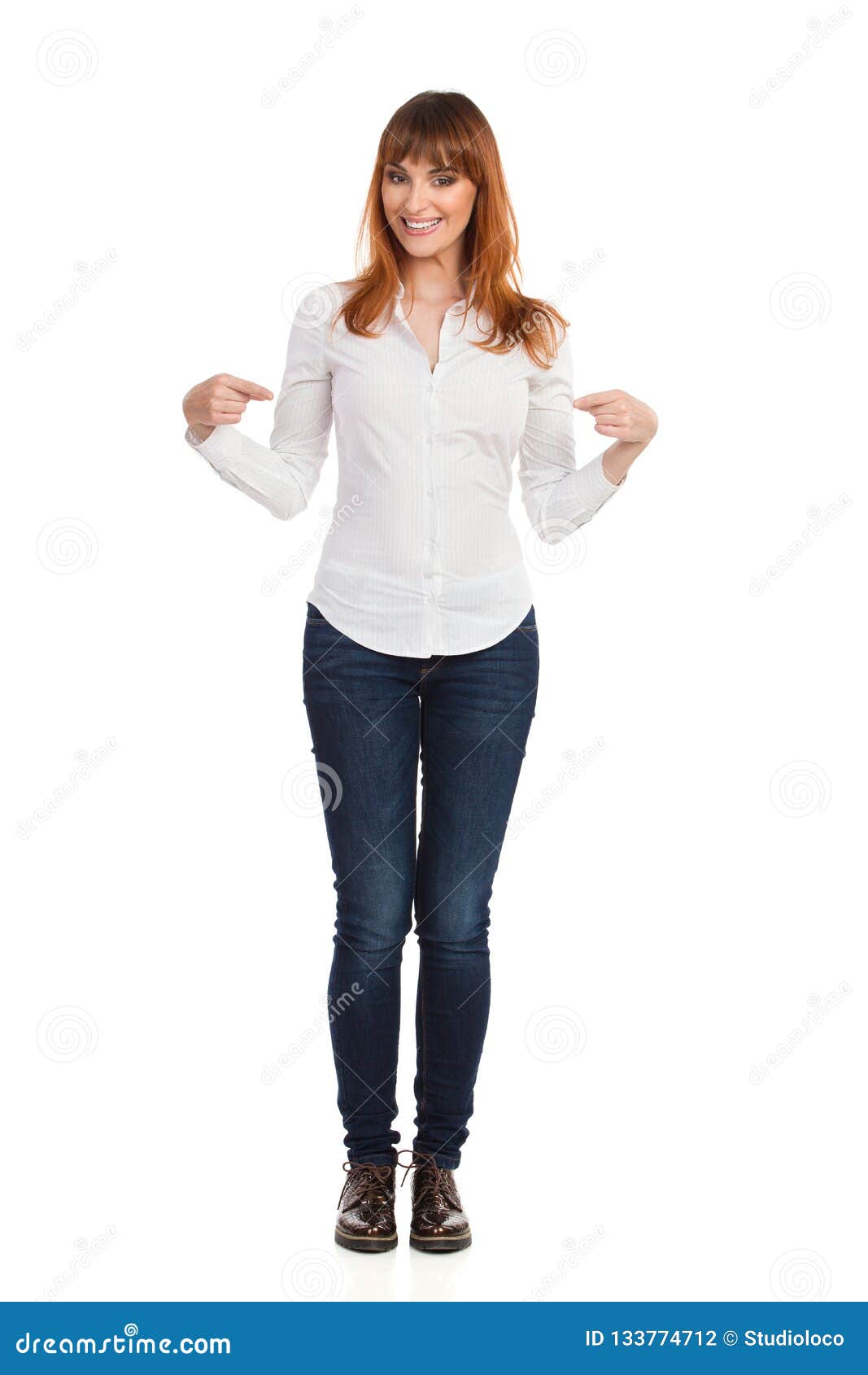 La Mujer Joven En La Camisa Vaqueros Y Los Zapatos De Brown Está Señalando En Sí Misma Y La Sonrisa de archivo - Imagen de blanco, 133774712