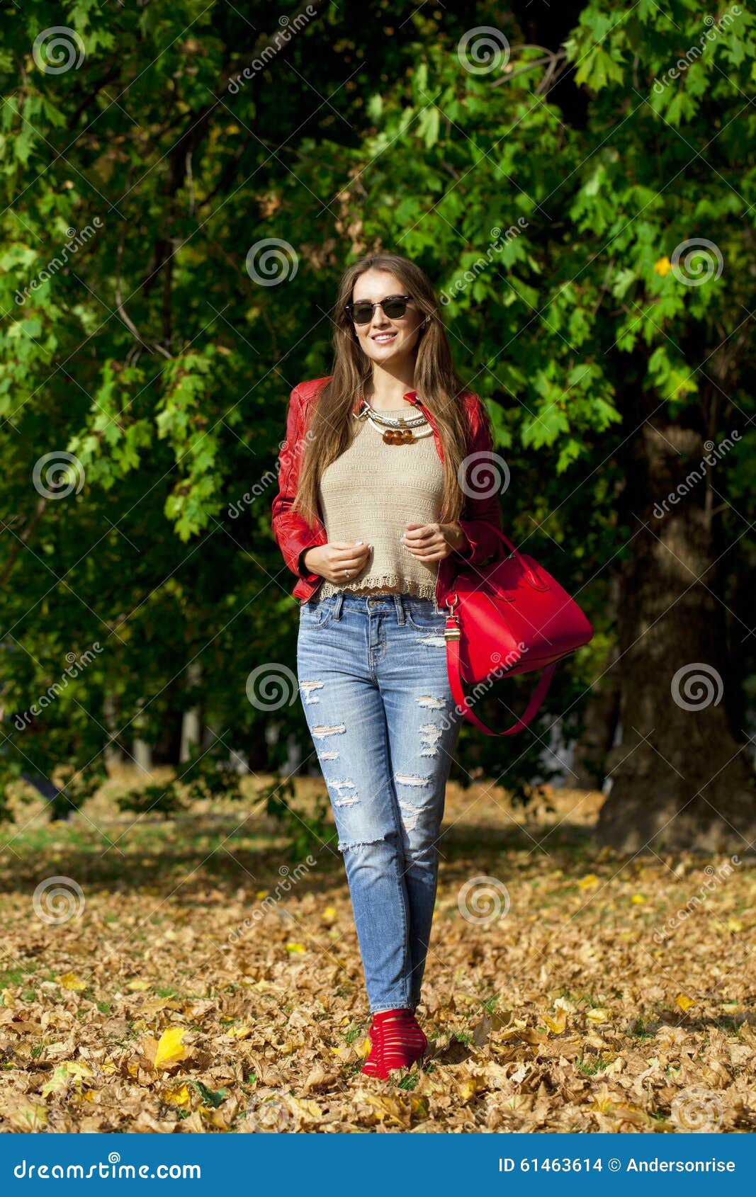 La Mujer Joven En Chaqueta Roja De La Moda Y Los Tejanos Otoño Parquean Foto de archivo Imagen de exterior, 61463614