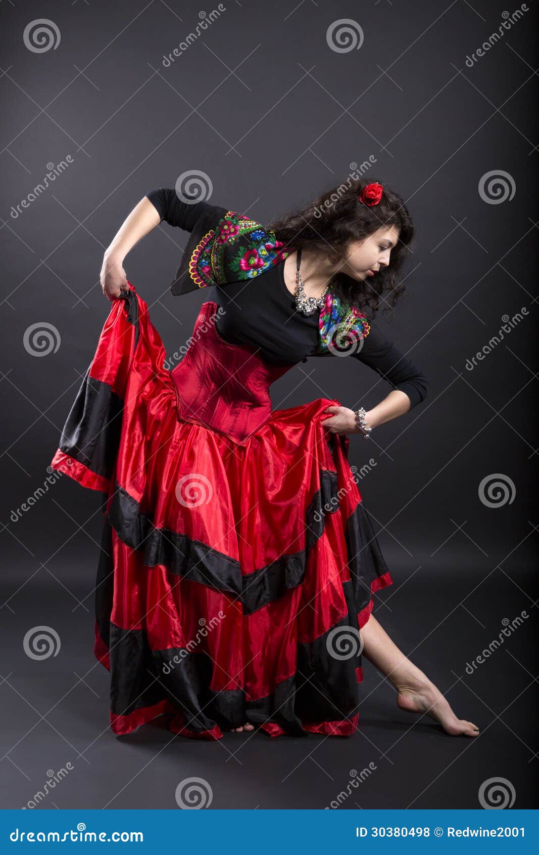 La Mujer Joven Hace Paso En Ropa Tradicional Española Foto de archivo Imagen de negro, belleza: 30380498