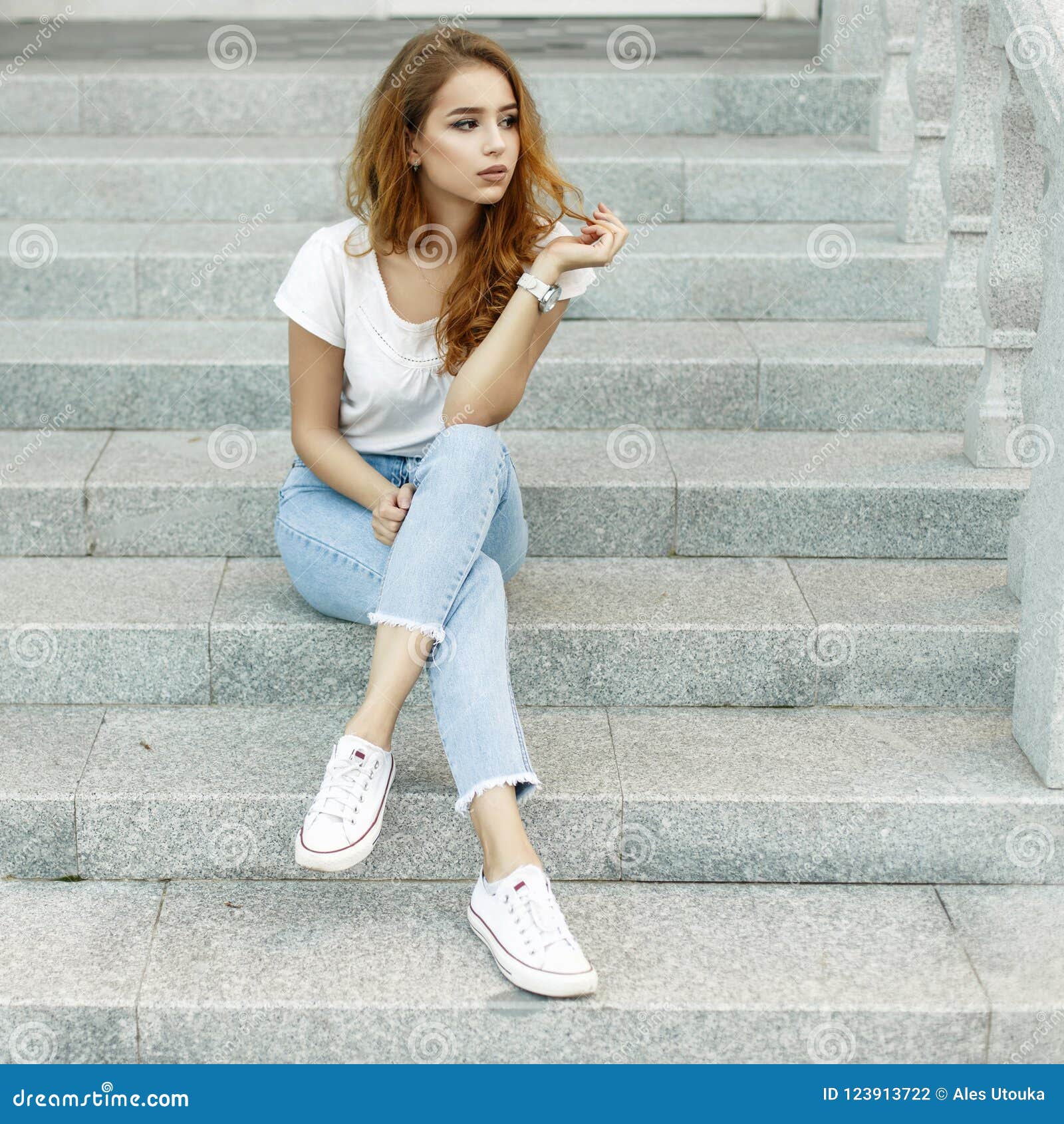 La Mujer Joven Hermosa Con El Pelo En Ropa Elegante Se Sienta Foto - Imagen de hermoso, ropas: