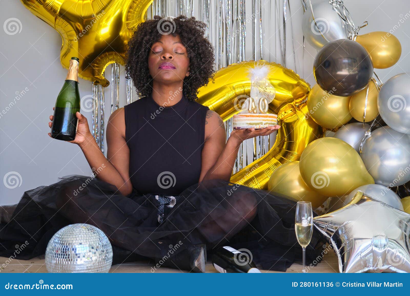 La Mujer Medita En La Posición Del Loto Con Champán Y Tarta Para Su 40  Cumpleaños. Foto de archivo - Imagen de globo, alegre: 280161136