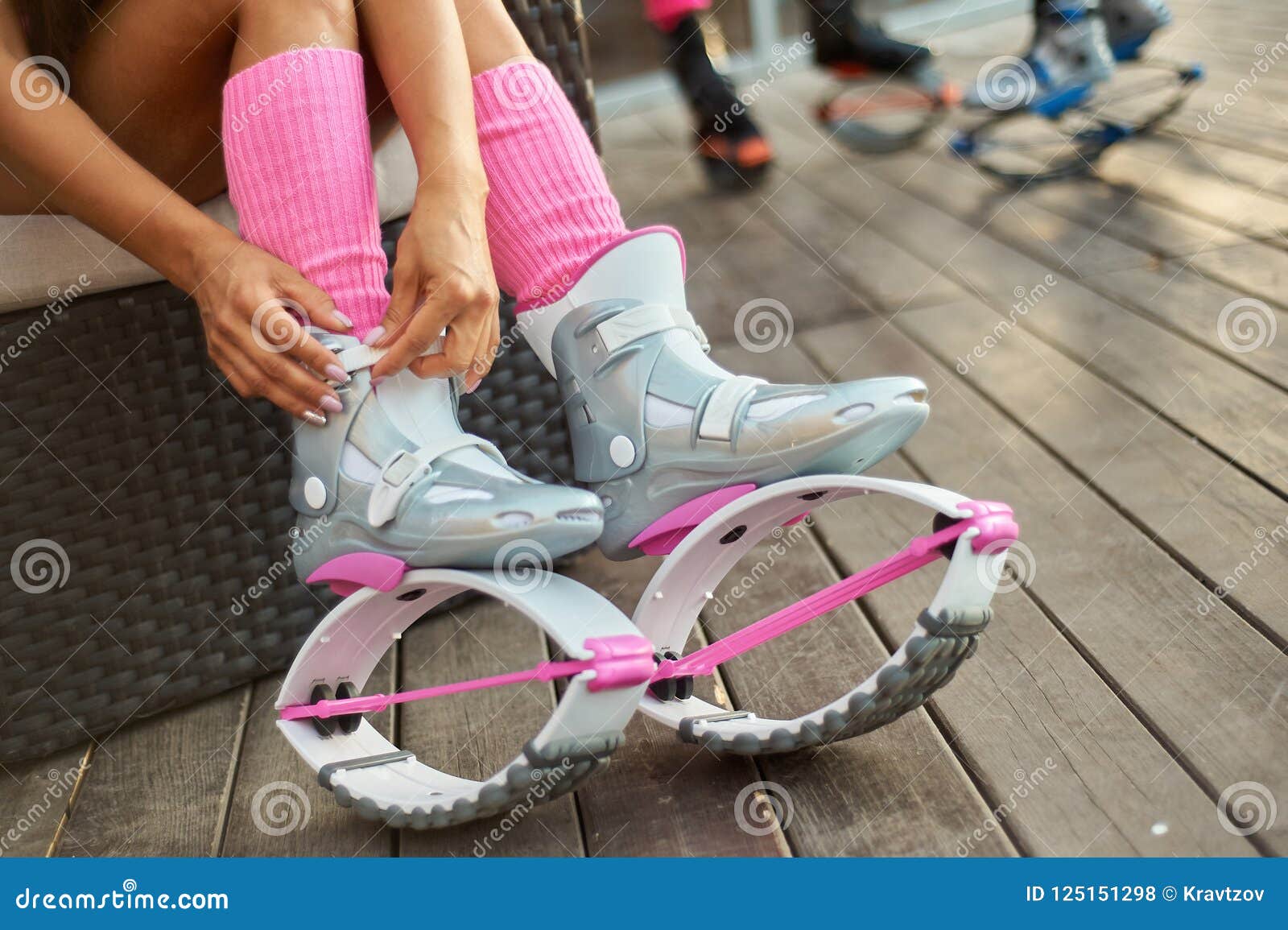 La Mujer Puesta Kangoo Salta Botas Antes De Entrenamiento Aire Libre De La Aptitud Foto de archivo - Imagen de mosca, activo: 125151298