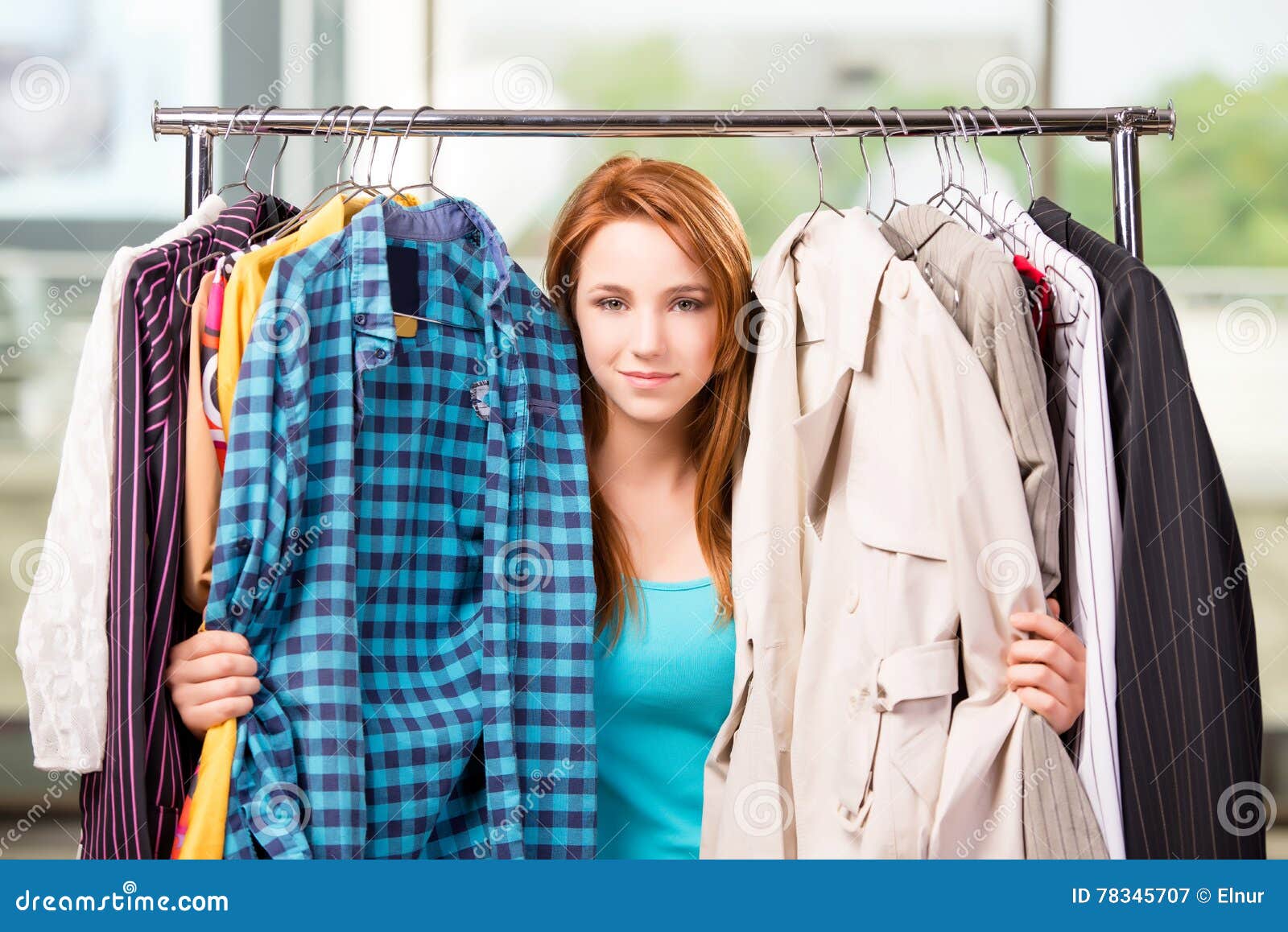 La Mujer Que Elige La Ropa En Tienda Imagen de archivo - Imagen de