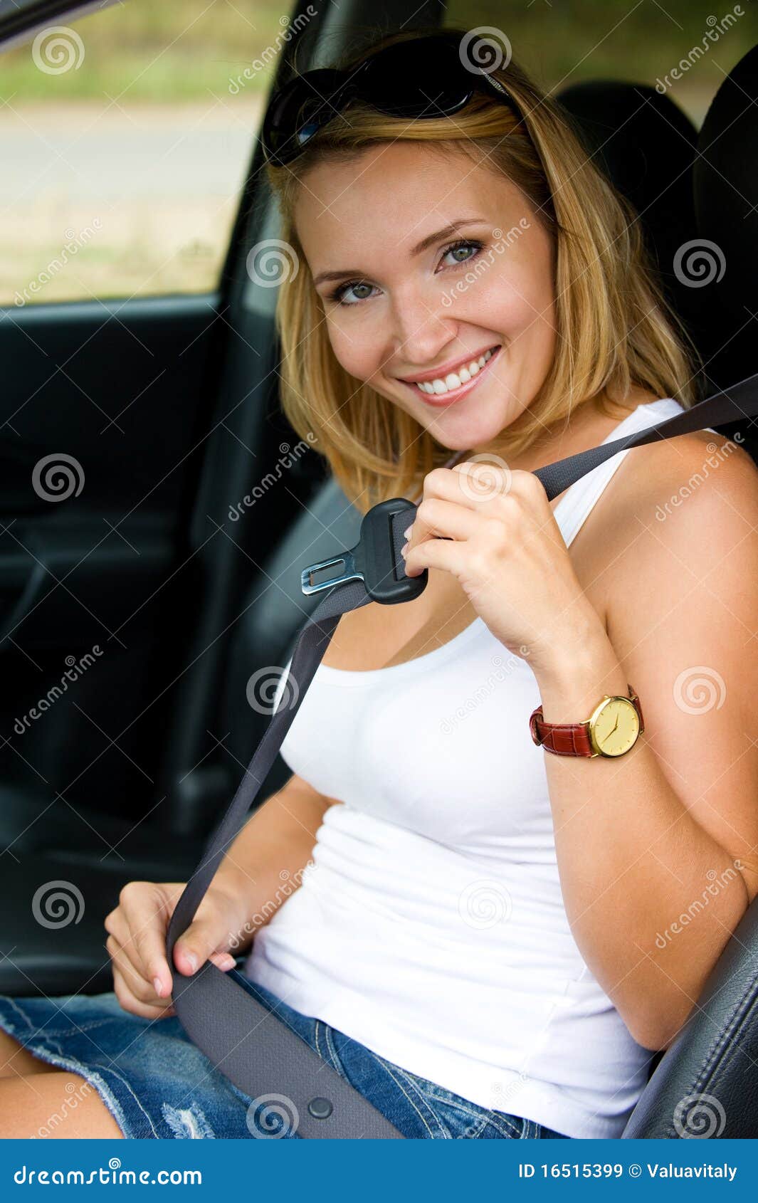 La mujer embarazada en el coche usando el cinturón de seguridad, vista  lateral Fotografía de stock - Alamy