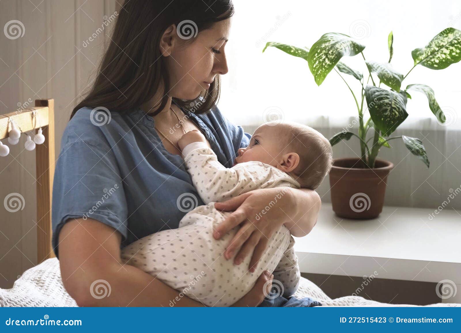 Manos Suaves De Madre Sosteniendo A Su Preciosa Niña Bebé Recién