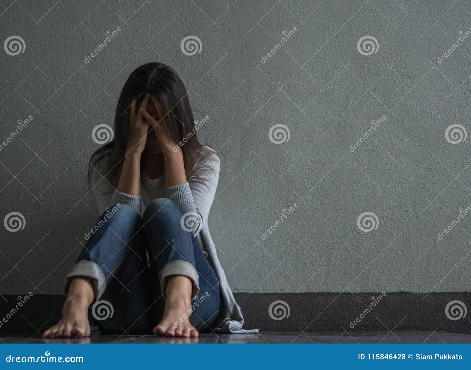 8,519 Perfil Triste De Las Mujeres Fotos de stock - Fotos libres de  regalías de Dreamstime