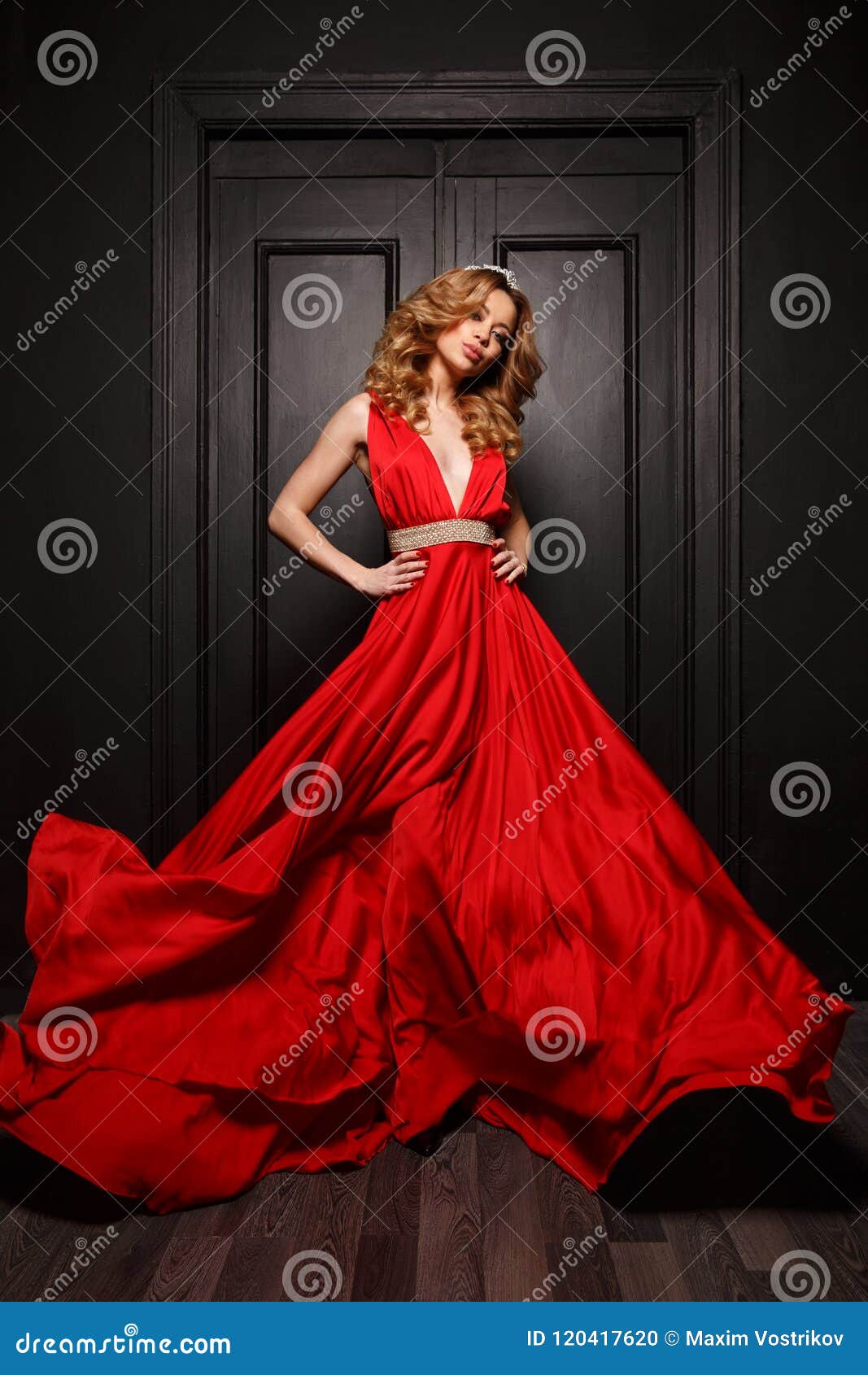 animación analogía ego La Mujer Vestida Elegante Hermosa En El Vestido Que Agita De La Tarde Roja  Está Presentando, La Puerta De Madera Está En El Fondo Foto de archivo -  Imagen de vestido, profundamente: