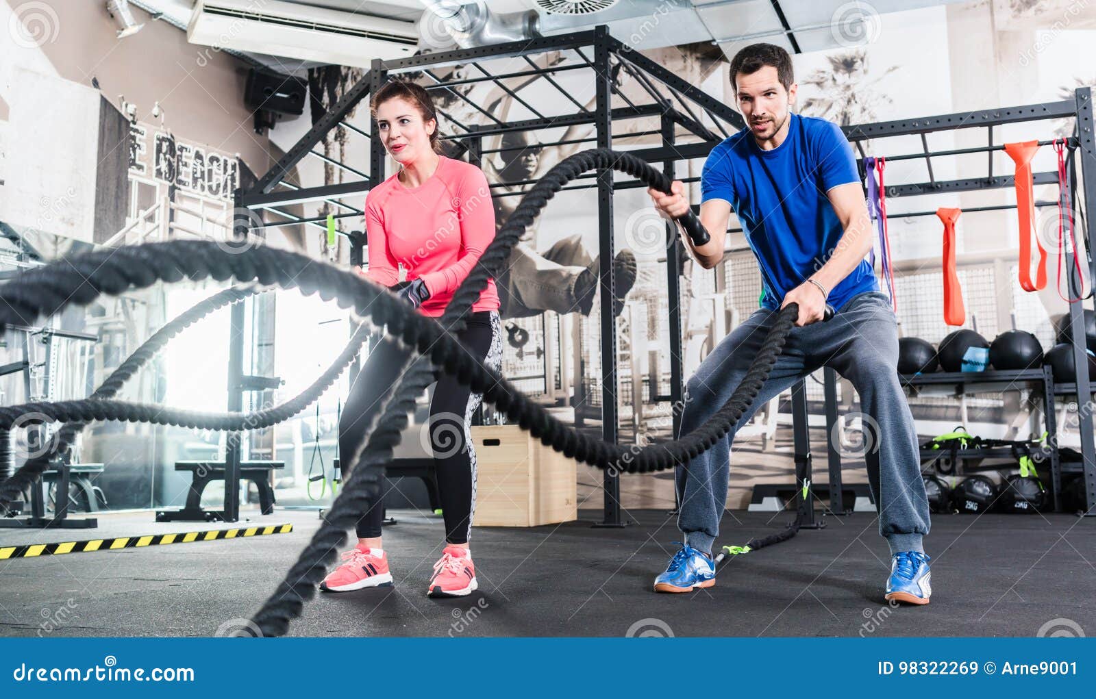 Fitness Mujer Trabajando Con La Cuerda De Batalla, Crossfit