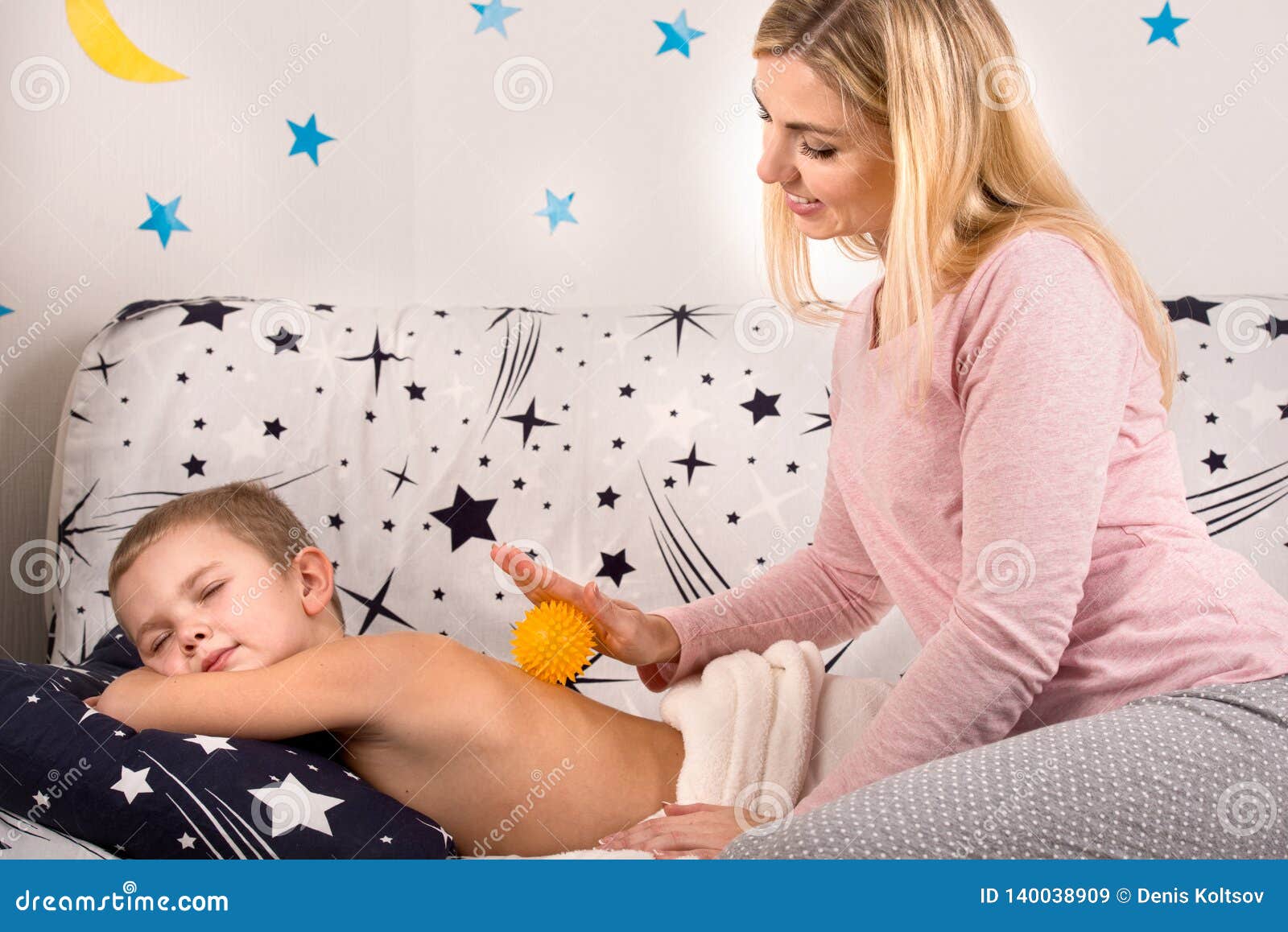 La M Re Fait Le Massage Du Dos De Son Petit Fils Image Stock Image Du Soin Bille