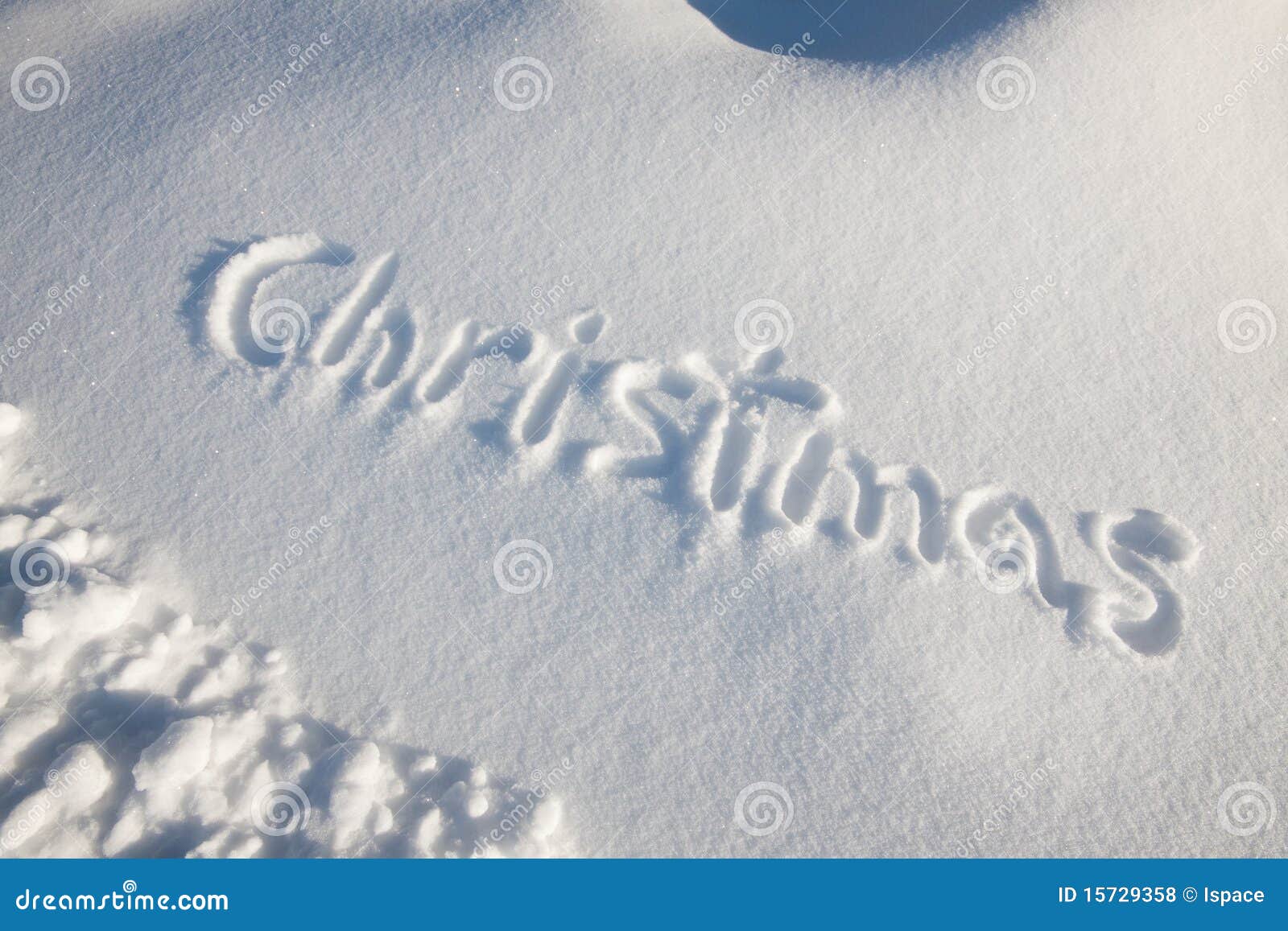 La Navidad de la palabra escrita en nieve fresca.