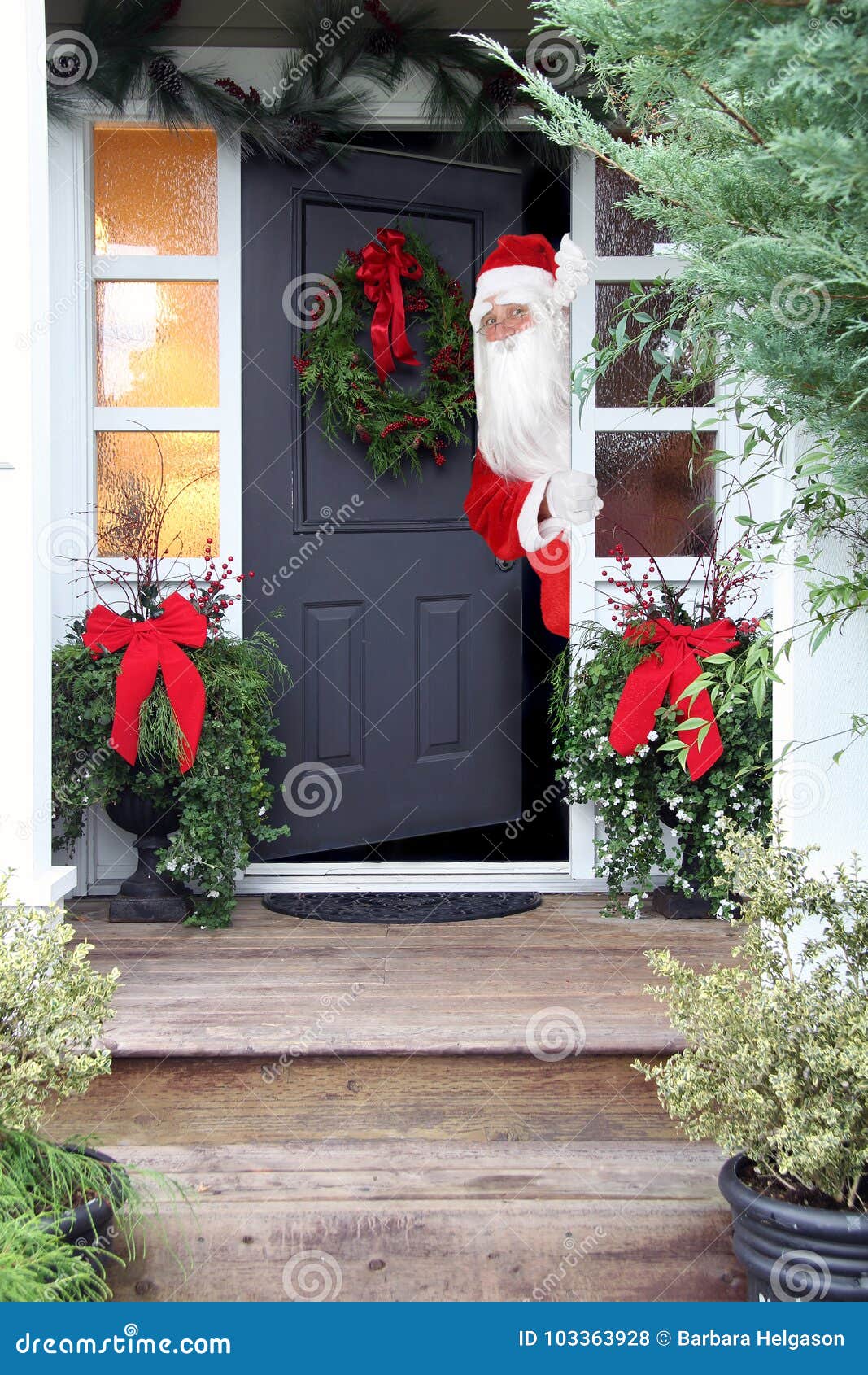 Ligadura mucho Medición La Navidad Santa Claus En La Puerta Principal Foto de archivo - Imagen de  arreglo, frente: 103363928