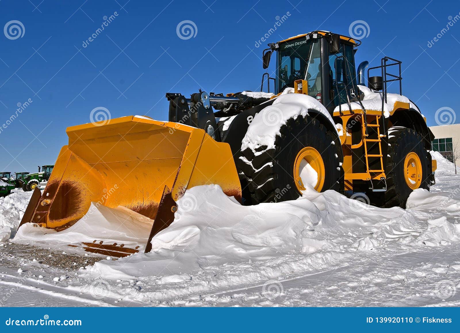 La Neige a Couvert Le Tracteur à Quatre Roues Massif D'entraînement De John  Deere Image éditorial - Image du ferme, lecteur: 139920110