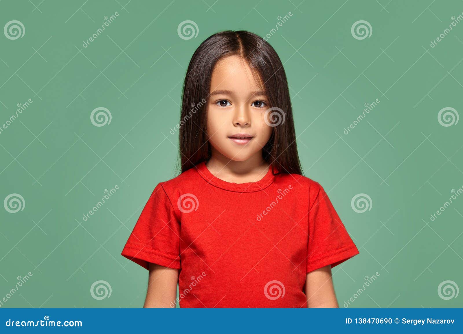 La Niña En Camiseta Roja Es Verde Sonriente Foto de - Imagen de cara, pelo: 138470690