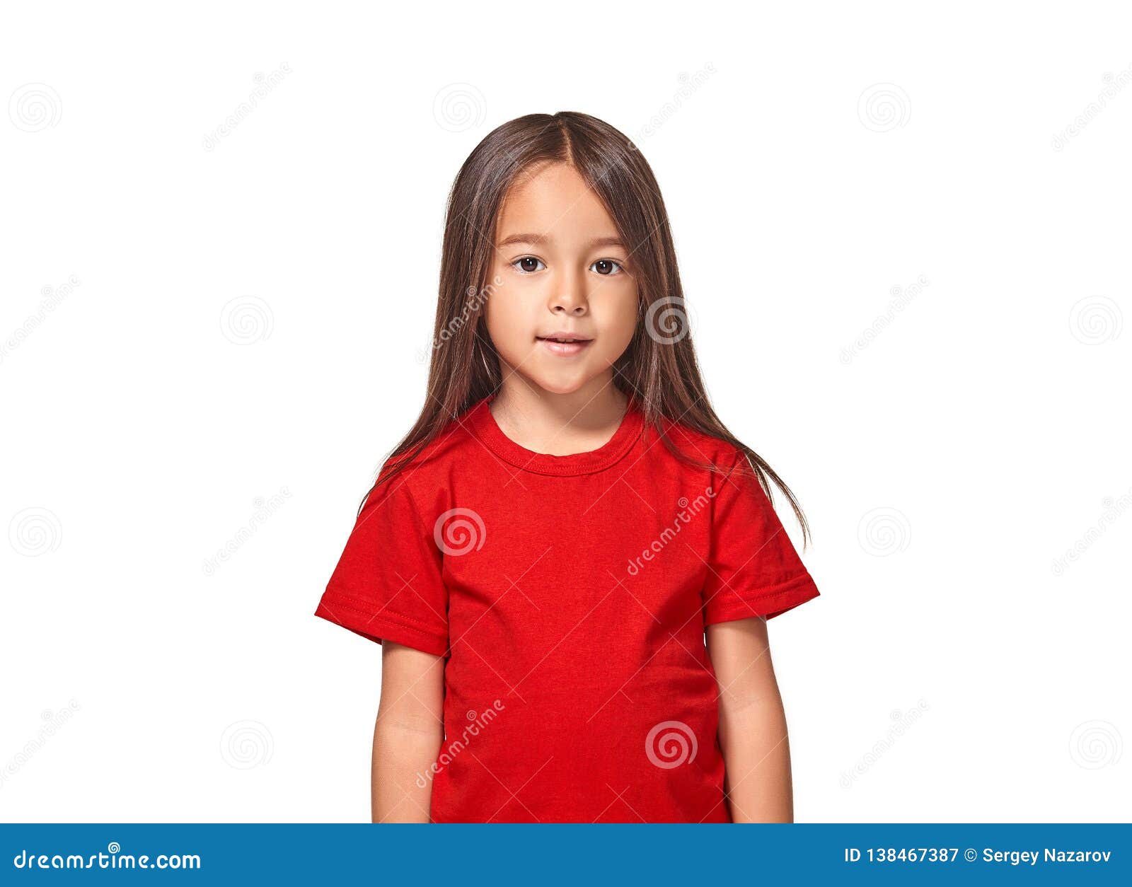 La Niña En Camiseta Roja Está Sonriendo Imagen de archivo - Imagen de belleza: 138467387