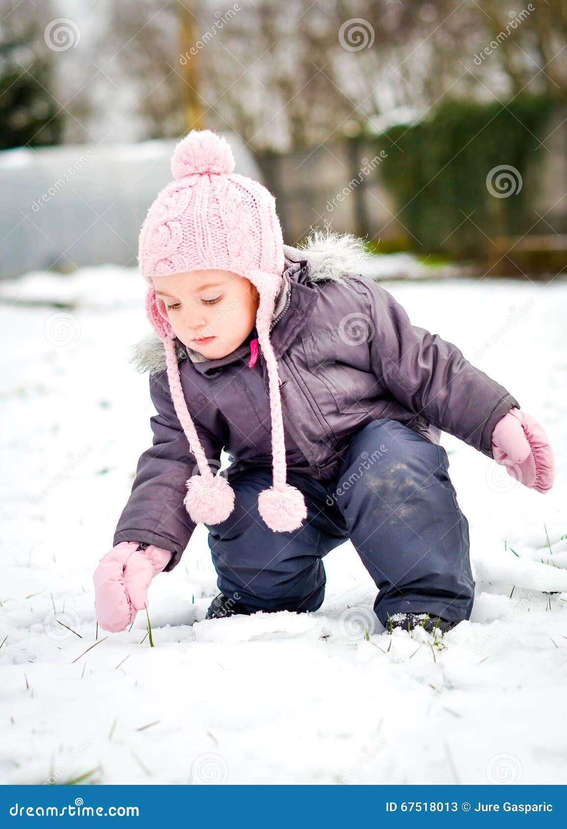 Un niño de 3 años vistiendo la ropa de invierno, guantes de invierno, juega  en la nieve en un soleado día de invierno en los Estados Unidos Fotografía  de stock - Alamy