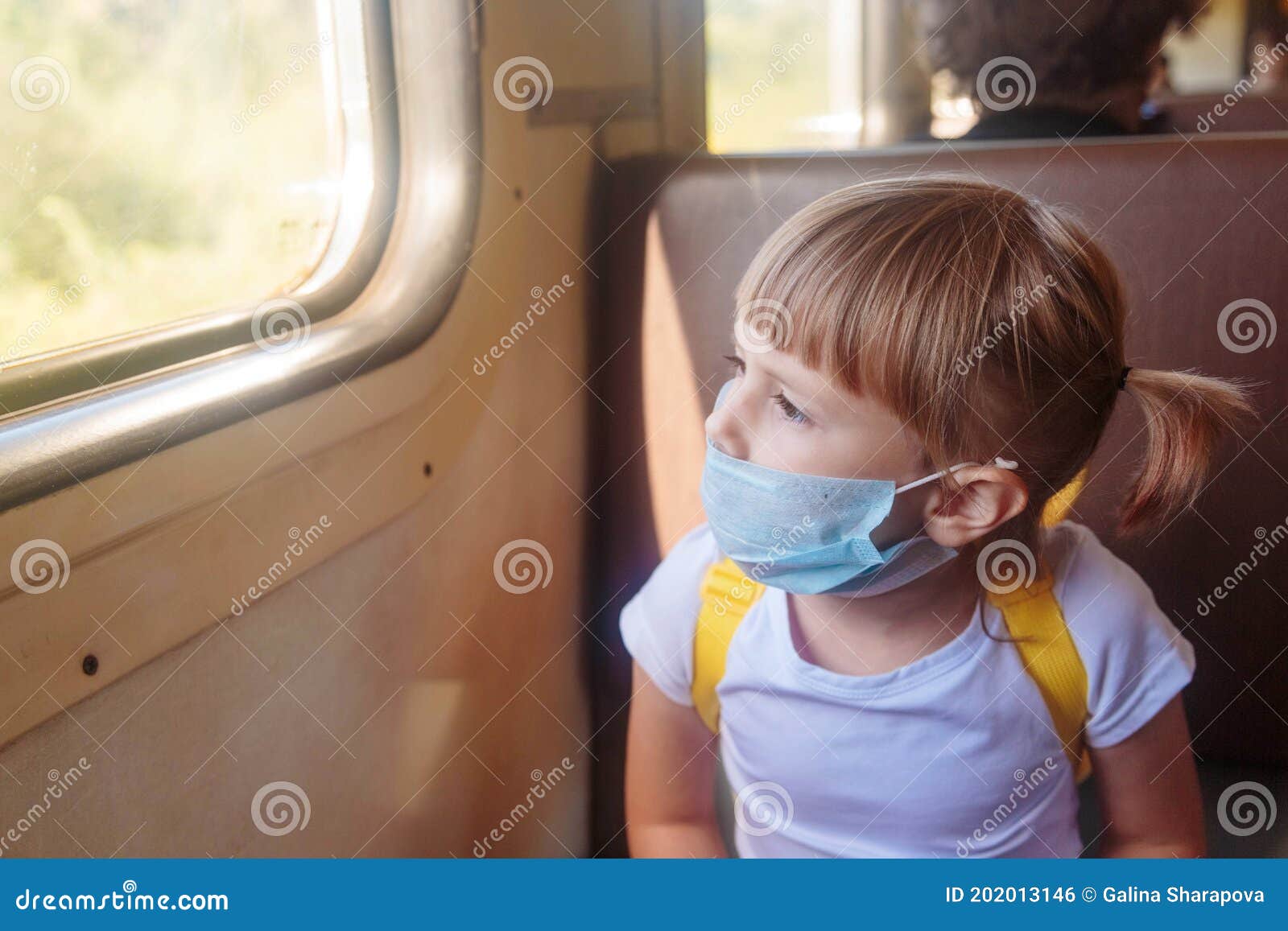 La Niña Una Camiseta Vaqueros Y Una Máscara Médica Está Sentado En El Tren Foto archivo - Imagen de transporte, enfermedad: 202013146