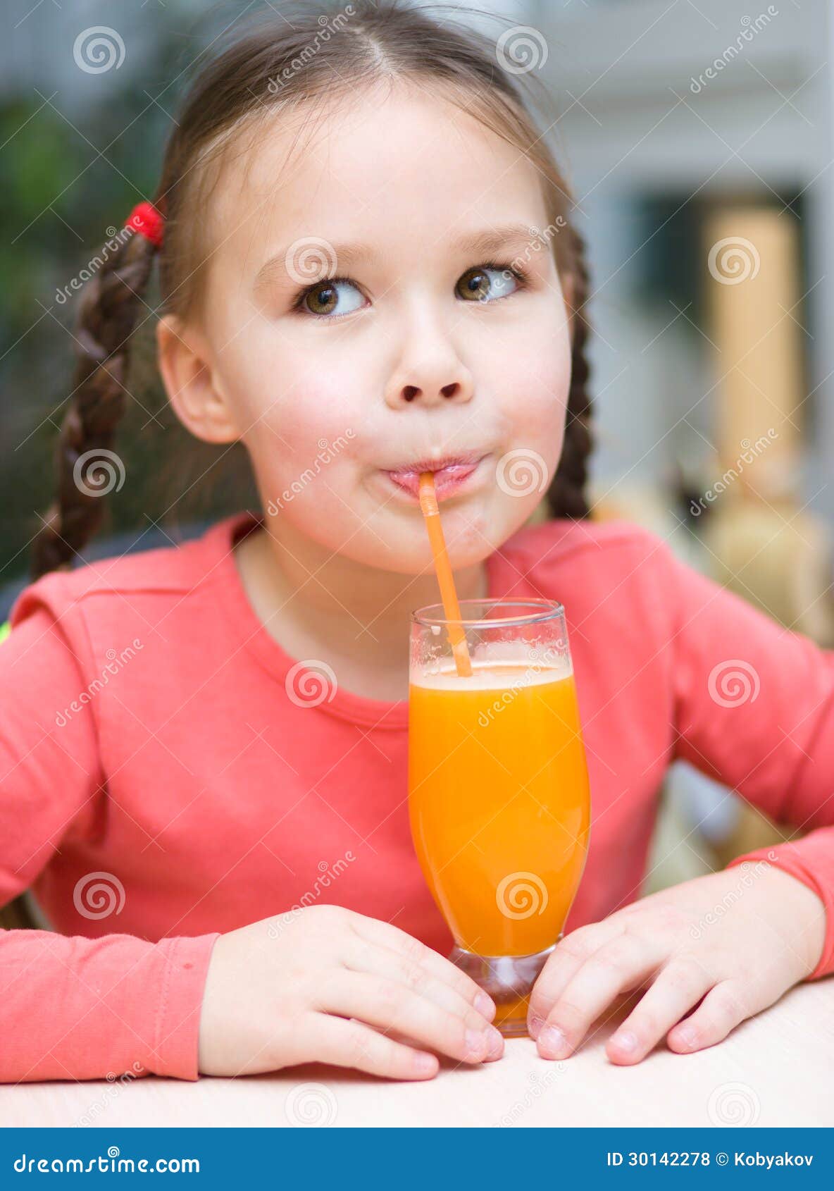 Пьет сок написать. Девочка с соком. Juice девочки. Ребенок пьет сок. Маленькая девочка с соком.