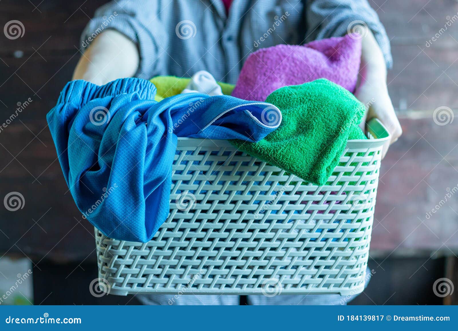 La Niña Está Sosteniendo Una Con Ropa Sucia. Una Chica Con Ropa Casa Ropa Imagen de - Imagen de lavadero, mujer: 184139817