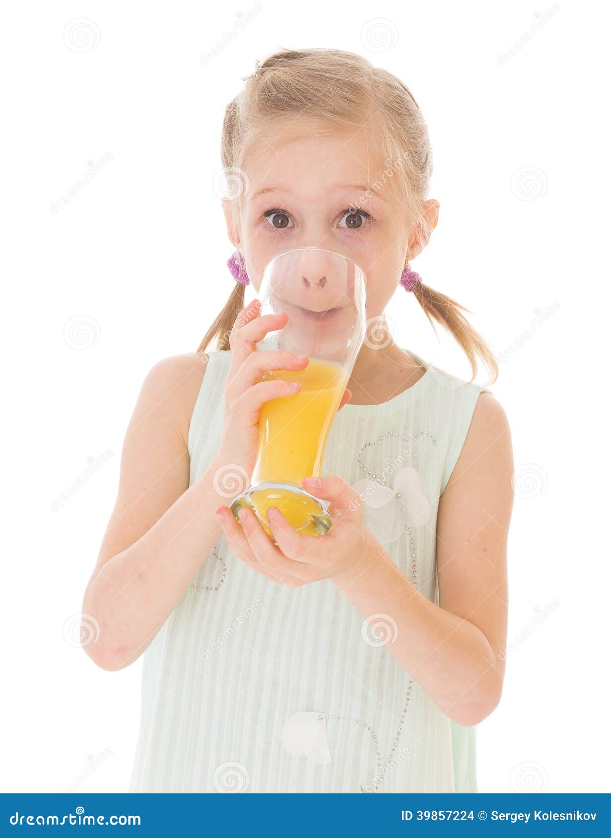 Пьет сок написать. Маленькая девочка пьет сок. Модель пьет сок. Девочка пьет сок на белом фоне. Девочка с соком.