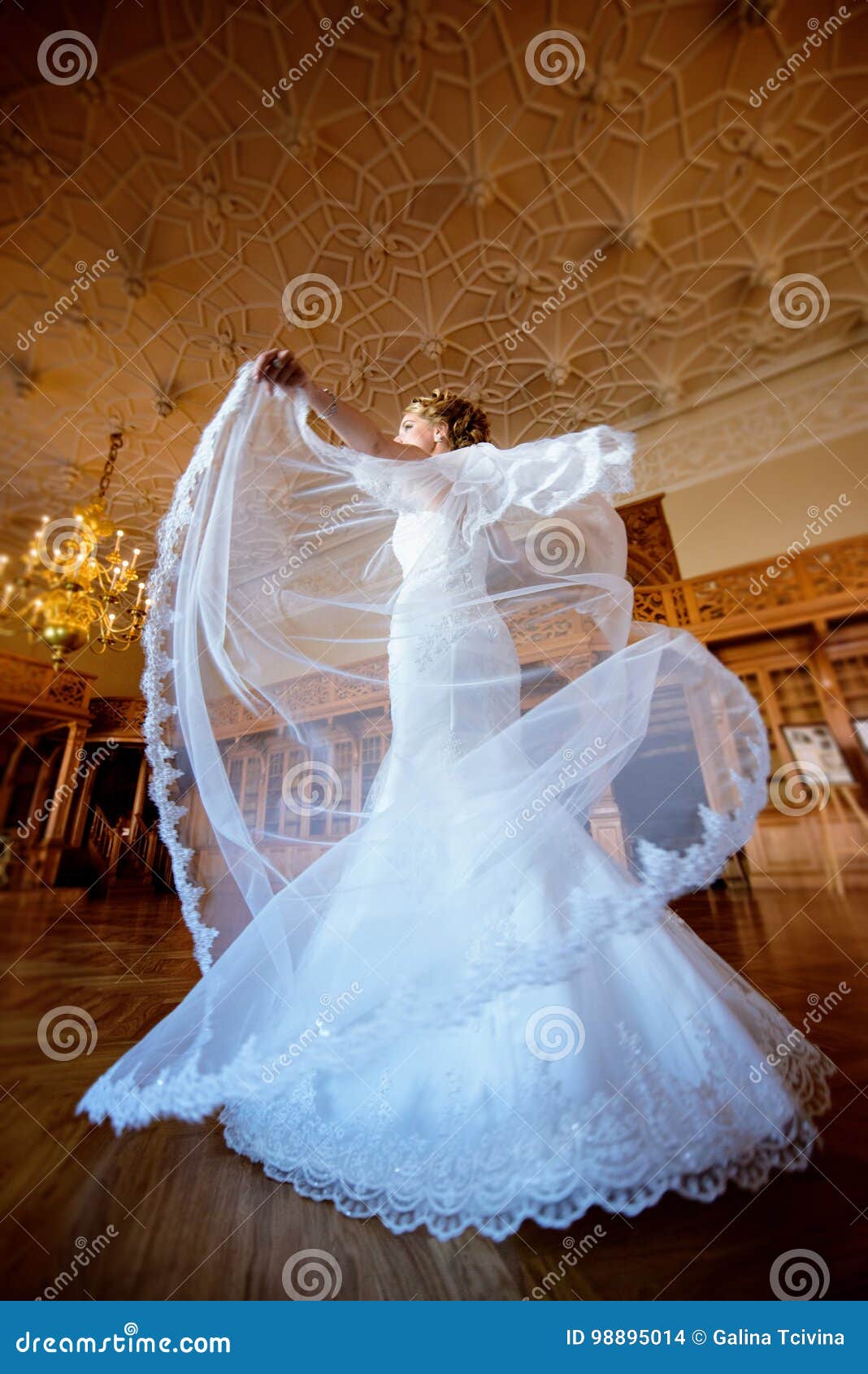 La Novia De La Belleza En Vestido Nupcial Con El Cordón Vela Dentro Foto de archivo - Imagen de nupcial, iglesia: 98895014 La Novia De La Belleza En Vestido Nupcial Con El Cordón Vela Dentro Foto de archivo - Imagen de nupcial, iglesia: 98895014